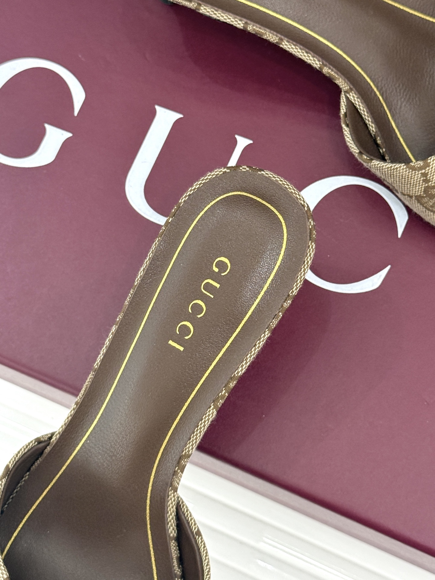 Gucci/古驰26WF新品一字带 金属跟高跟拖鞋 丝缎光泽流淌足尖之上 金属细跟折射冷冽光芒 一字带勾勒足弓优美曲线 