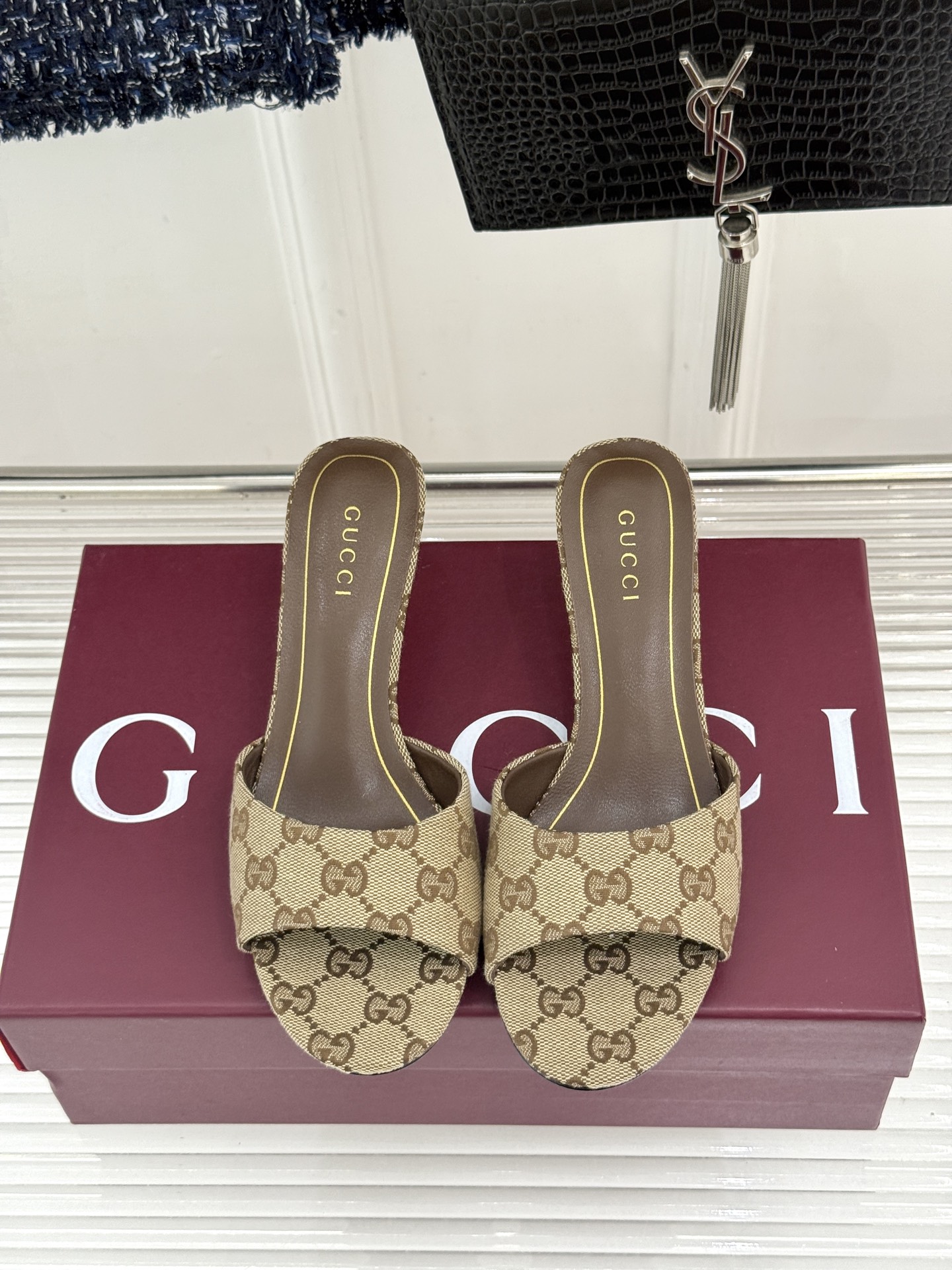 Gucci/古驰26WF新品一字带 金属跟高跟拖鞋 丝缎光泽流淌足尖之上 金属细跟折射冷冽光芒 一字带勾勒足弓优美曲线 