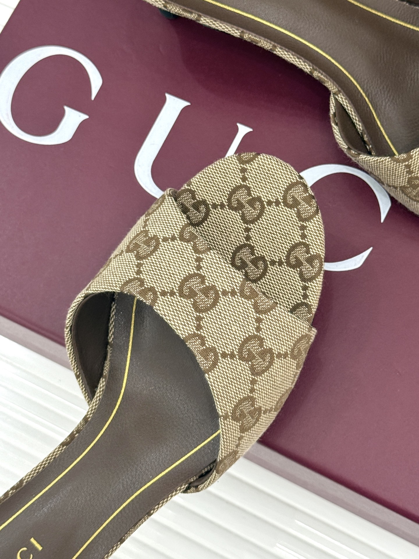 Gucci/古驰26WF新品一字带 金属跟高跟拖鞋 丝缎光泽流淌足尖之上 金属细跟折射冷冽光芒 一字带勾勒足弓优美曲线 