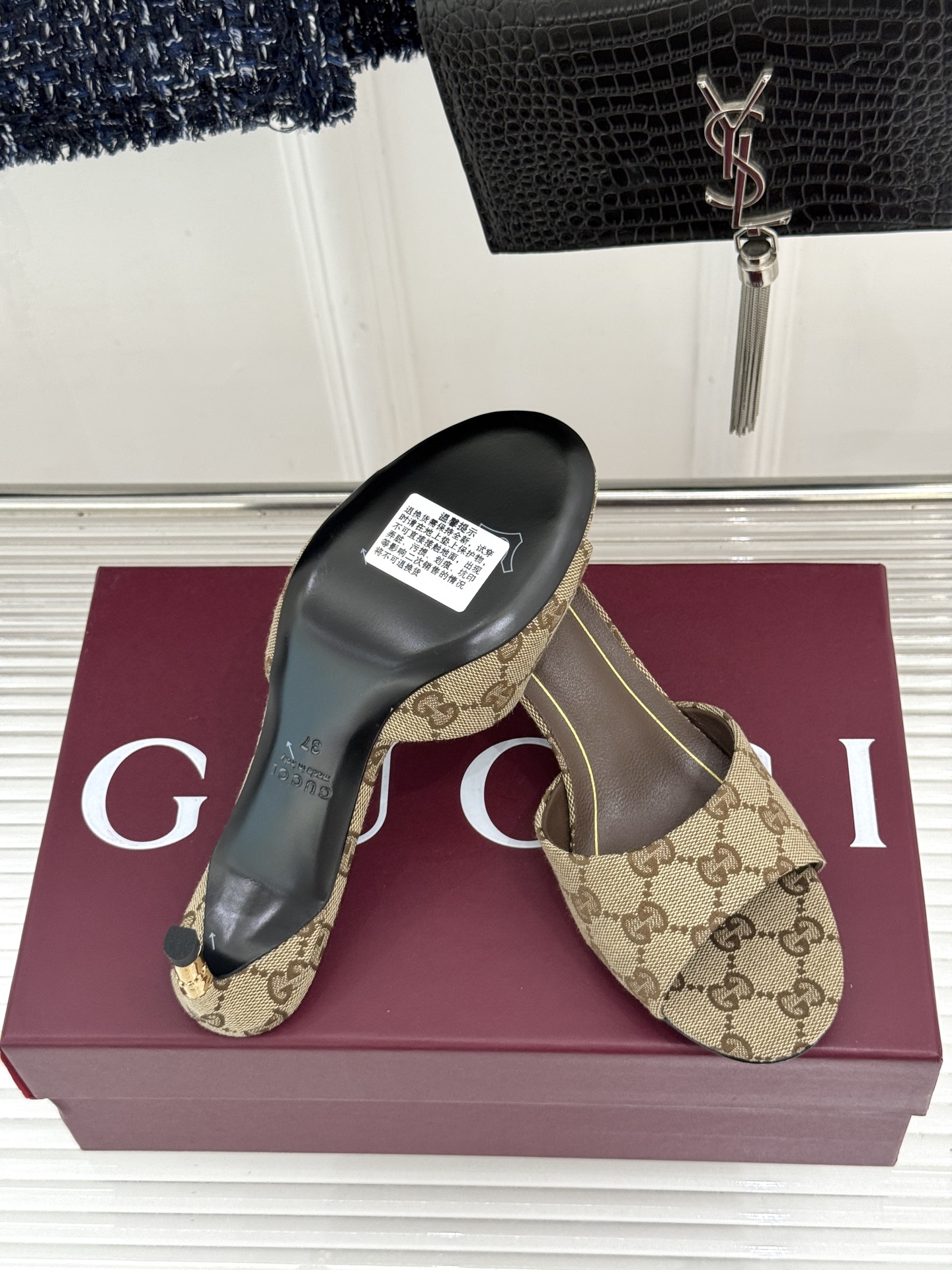 Gucci/古驰26WF新品一字带 金属跟高跟拖鞋 丝缎光泽流淌足尖之上 金属细跟折射冷冽光芒 一字带勾勒足弓优美曲线 
