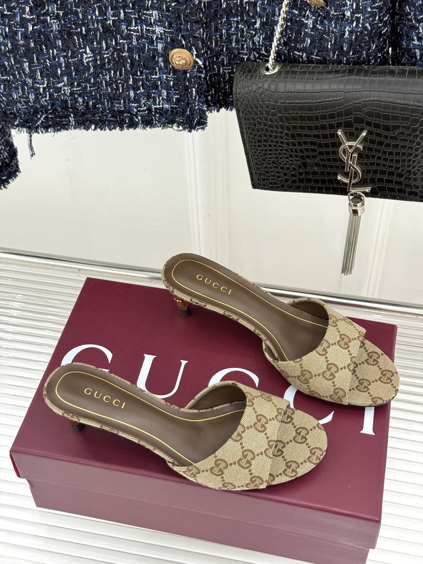 Gucci/古驰26WF新品一字带 金属跟高跟拖鞋 丝缎光泽流淌足尖之上 金属细跟折射冷冽光芒 一字带勾勒足弓优美曲线 