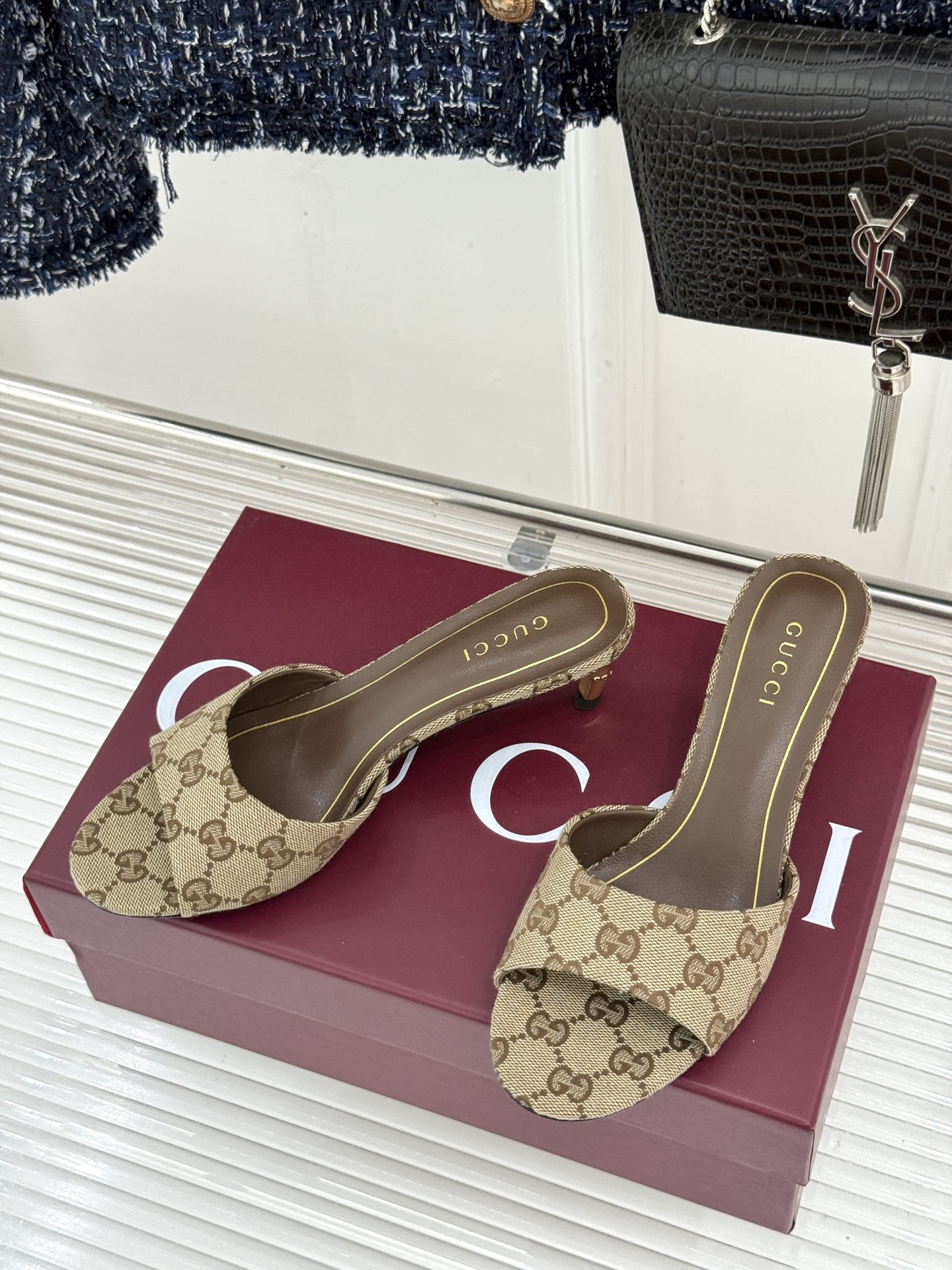 Gucci/古驰26WF新品一字带 金属跟高跟拖鞋 丝缎光泽流淌足尖之上 金属细跟折射冷冽光芒 一字带勾勒足弓优美曲线 