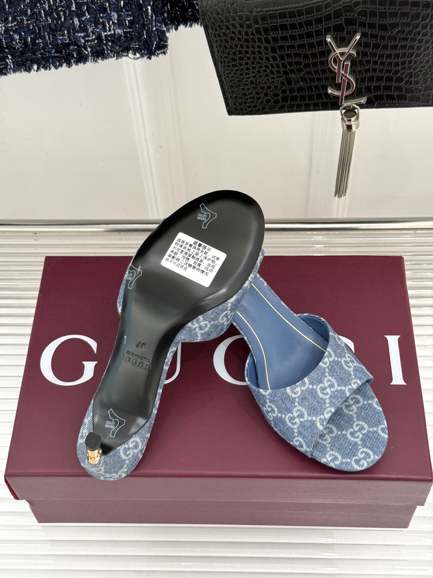 Gucci/古驰26WF新品一字带 金属跟高跟拖鞋 丝缎光泽流淌足尖之上 金属细跟折射冷冽光芒 一字带勾勒足弓优美曲线 Gucci/古驰26WF新品一字带 金属跟高跟拖鞋 丝缎光泽流淌足尖之上 金属细跟折射冷冽光芒 一字带勾勒足弓优美曲线
