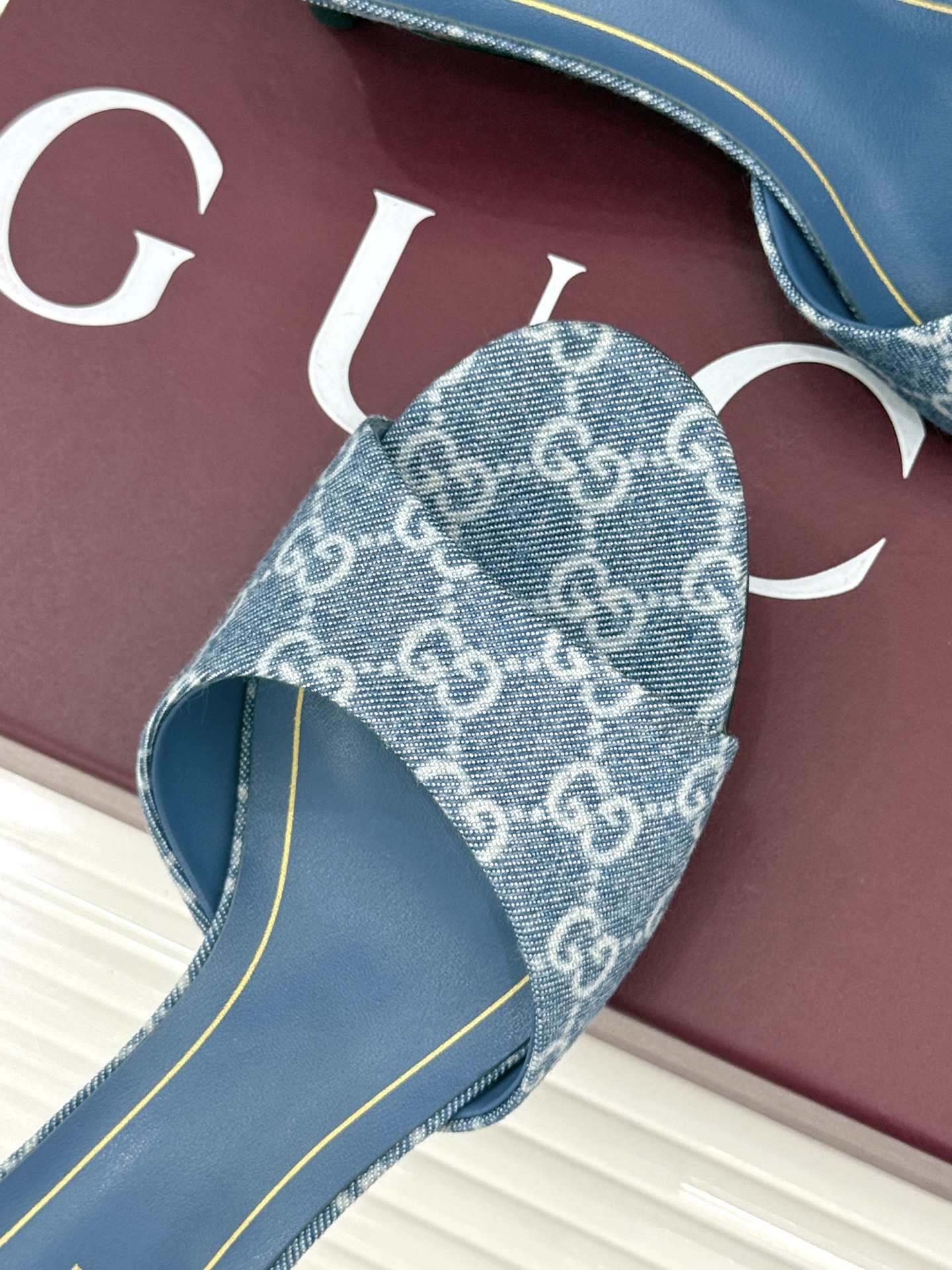 Gucci/古驰26WF新品一字带 金属跟高跟拖鞋 丝缎光泽流淌足尖之上 金属细跟折射冷冽光芒 一字带勾勒足弓优美曲线 Gucci/古驰26WF新品一字带 金属跟高跟拖鞋 丝缎光泽流淌足尖之上 金属细跟折射冷冽光芒 一字带勾勒足弓优美曲线