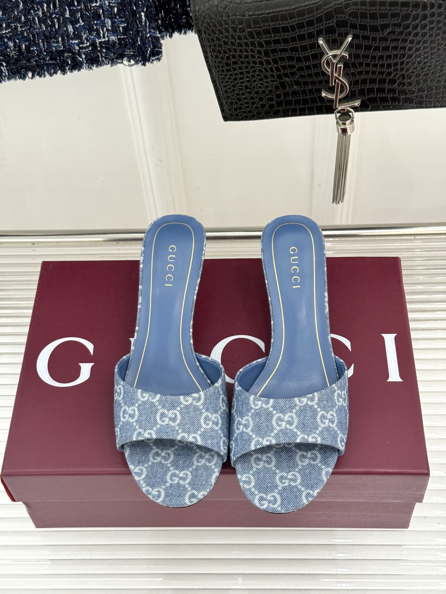 Gucci/古驰26WF新品一字带 金属跟高跟拖鞋 丝缎光泽流淌足尖之上 金属细跟折射冷冽光芒 一字带勾勒足弓优美曲线 Gucci/古驰26WF新品一字带 金属跟高跟拖鞋 丝缎光泽流淌足尖之上 金属细跟折射冷冽光芒 一字带勾勒足弓优美曲线
