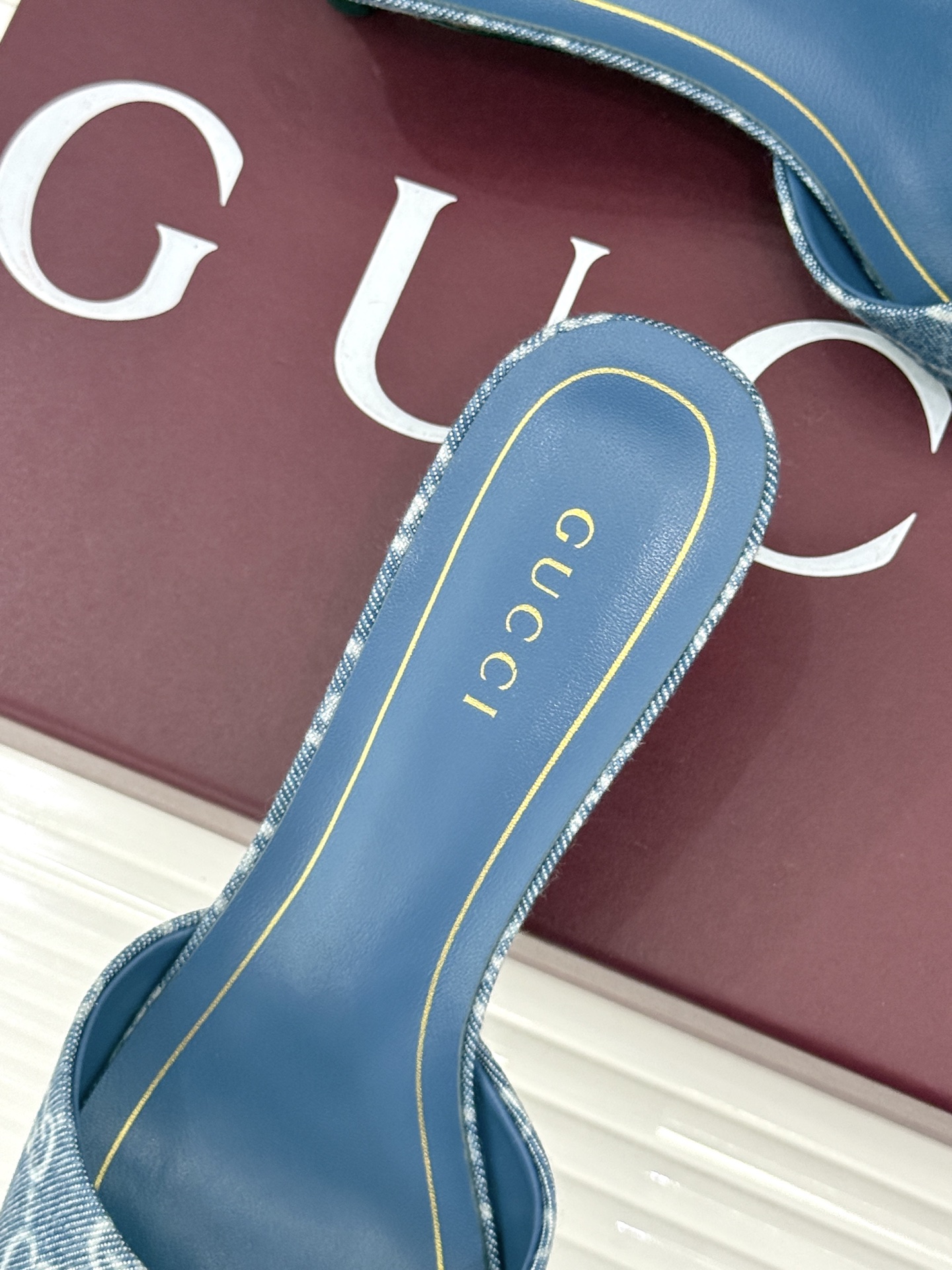 Gucci/古驰26WF新品一字带 金属跟高跟拖鞋 丝缎光泽流淌足尖之上 金属细跟折射冷冽光芒 一字带勾勒足弓优美曲线 Gucci/古驰26WF新品一字带 金属跟高跟拖鞋 丝缎光泽流淌足尖之上 金属细跟折射冷冽光芒 一字带勾勒足弓优美曲线