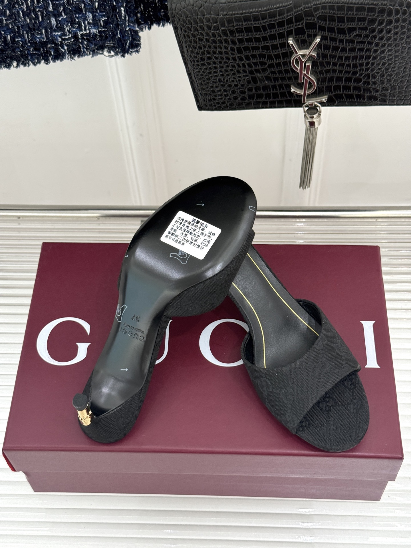 Gucci/古驰26WF新品一字带 金属跟高跟拖鞋 丝缎光泽流淌足尖之上 金属细跟折射冷冽光芒 一字带勾勒足弓优美曲线 Gucci/古驰26WF新品一字带 金属跟高跟拖鞋 丝缎光泽流淌足尖之上 金属细跟折射冷冽光芒 一字带勾勒足弓优美曲线