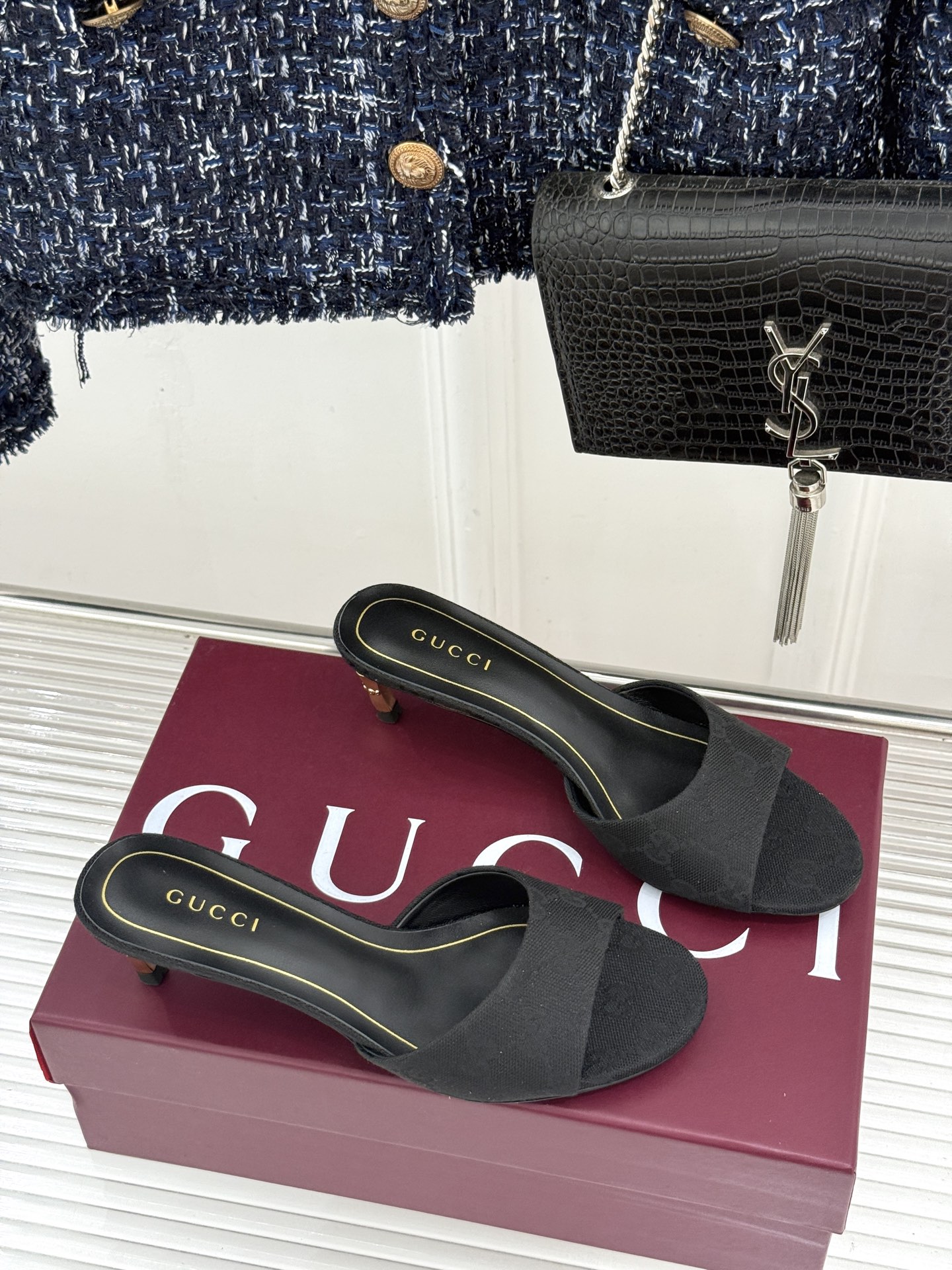 Gucci/古驰26WF新品一字带 金属跟高跟拖鞋 丝缎光泽流淌足尖之上 金属细跟折射冷冽光芒 一字带勾勒足弓优美曲线 Gucci/古驰26WF新品一字带 金属跟高跟拖鞋 丝缎光泽流淌足尖之上 金属细跟折射冷冽光芒 一字带勾勒足弓优美曲线