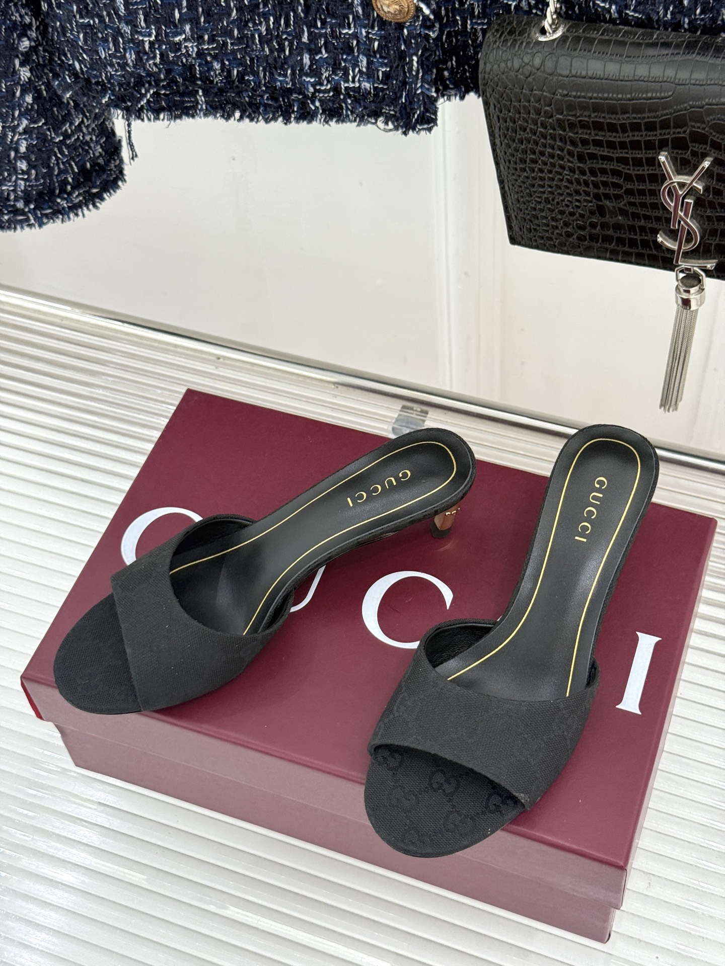 Gucci/古驰26WF新品一字带 金属跟高跟拖鞋 丝缎光泽流淌足尖之上 金属细跟折射冷冽光芒 一字带勾勒足弓优美曲线 Gucci/古驰26WF新品一字带 金属跟高跟拖鞋 丝缎光泽流淌足尖之上 金属细跟折射冷冽光芒 一字带勾勒足弓优美曲线