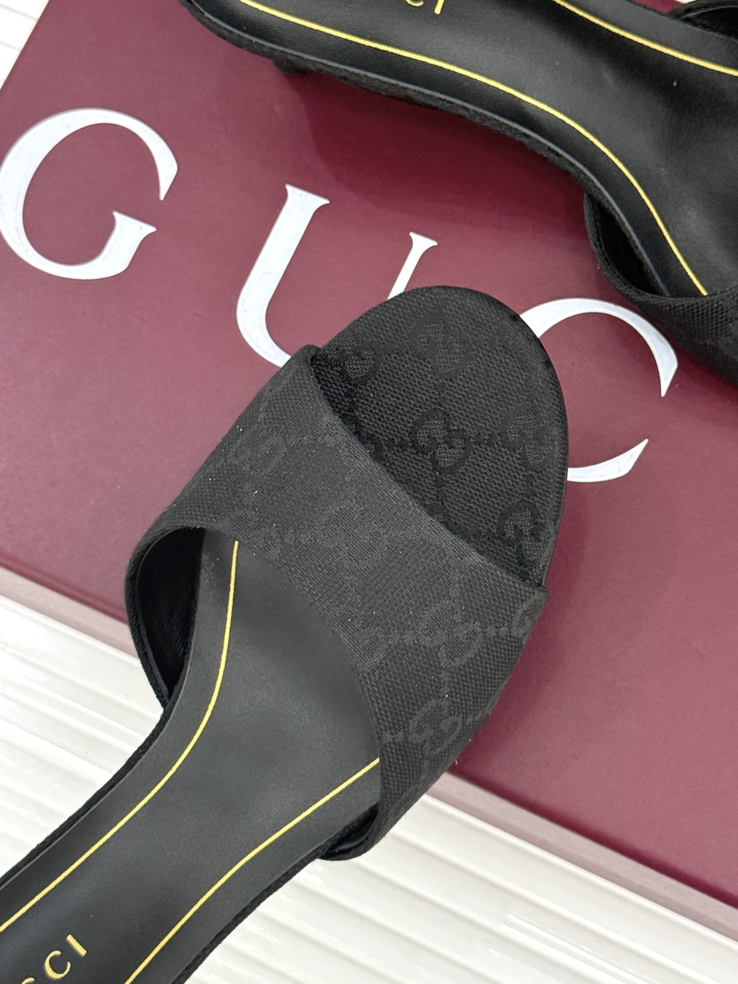 Gucci/古驰26WF新品一字带 金属跟高跟拖鞋 丝缎光泽流淌足尖之上 金属细跟折射冷冽光芒 一字带勾勒足弓优美曲线 Gucci/古驰26WF新品一字带 金属跟高跟拖鞋 丝缎光泽流淌足尖之上 金属细跟折射冷冽光芒 一字带勾勒足弓优美曲线