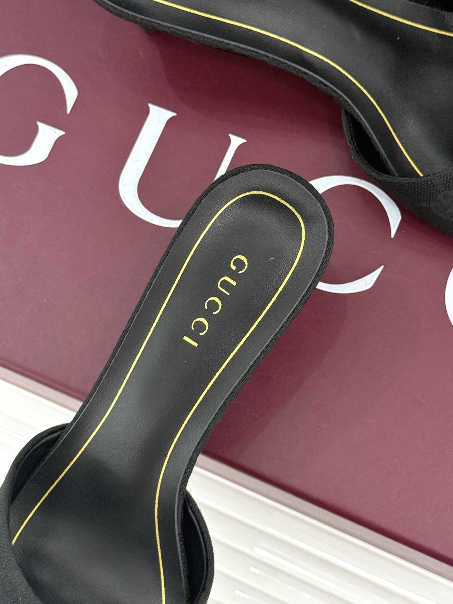 Gucci/古驰26WF新品一字带 金属跟高跟拖鞋 丝缎光泽流淌足尖之上 金属细跟折射冷冽光芒 一字带勾勒足弓优美曲线 Gucci/古驰26WF新品一字带 金属跟高跟拖鞋 丝缎光泽流淌足尖之上 金属细跟折射冷冽光芒 一字带勾勒足弓优美曲线
