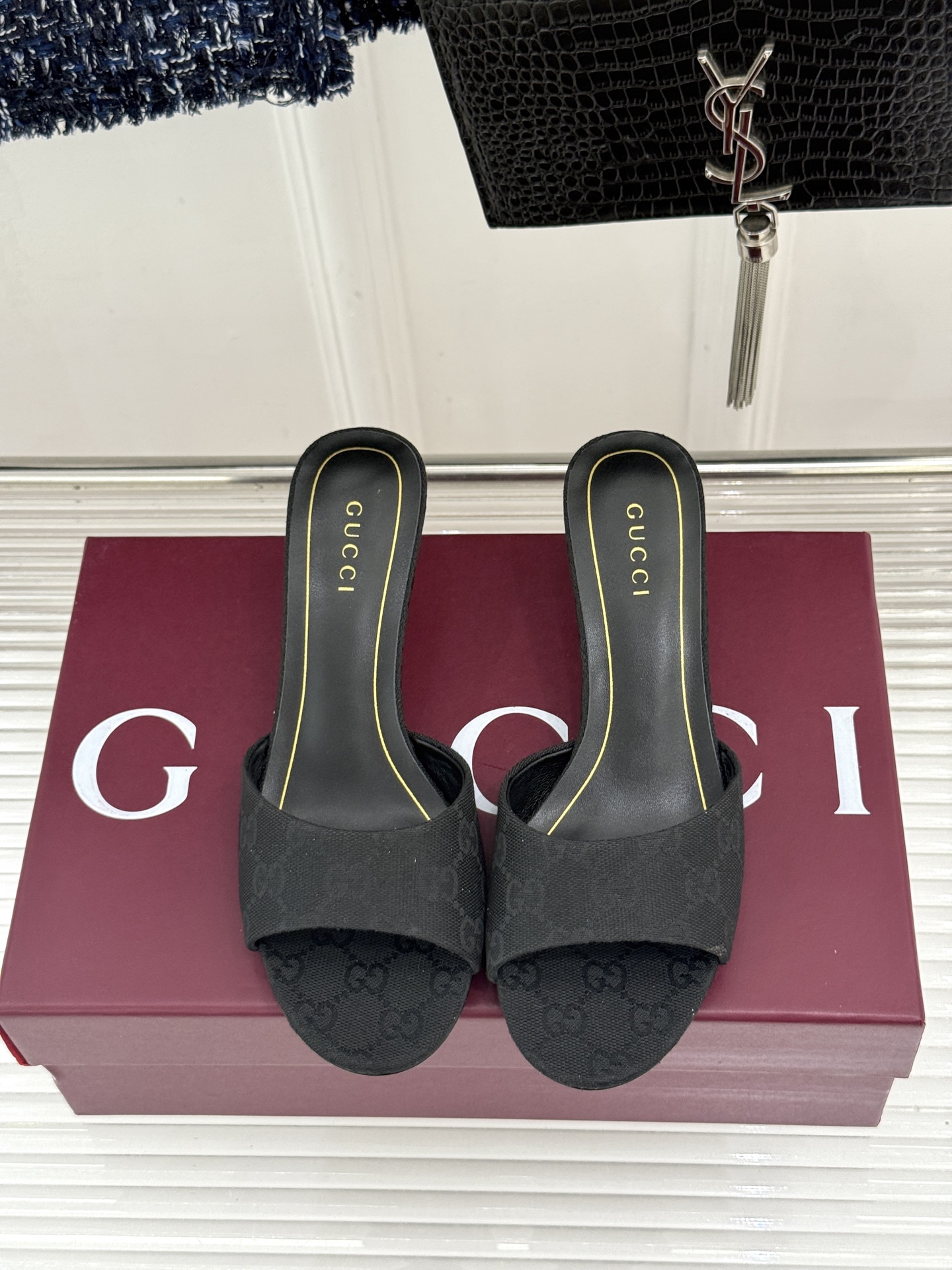 Gucci/古驰26WF新品一字带 金属跟高跟拖鞋 丝缎光泽流淌足尖之上 金属细跟折射冷冽光芒 一字带勾勒足弓优美曲线 Gucci/古驰26WF新品一字带 金属跟高跟拖鞋 丝缎光泽流淌足尖之上 金属细跟折射冷冽光芒 一字带勾勒足弓优美曲线