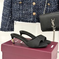 Gucci/古驰26WF新品一字带 金属跟高跟拖鞋 丝缎光泽流淌足尖之上 金属细跟折射冷冽光芒 一字带勾勒足弓优美曲线 Gucci/古驰26WF新品一字带 金属跟高跟拖鞋 丝缎光泽流淌足尖之上 金属细跟折射冷冽光芒 一字带勾勒足弓优美曲线