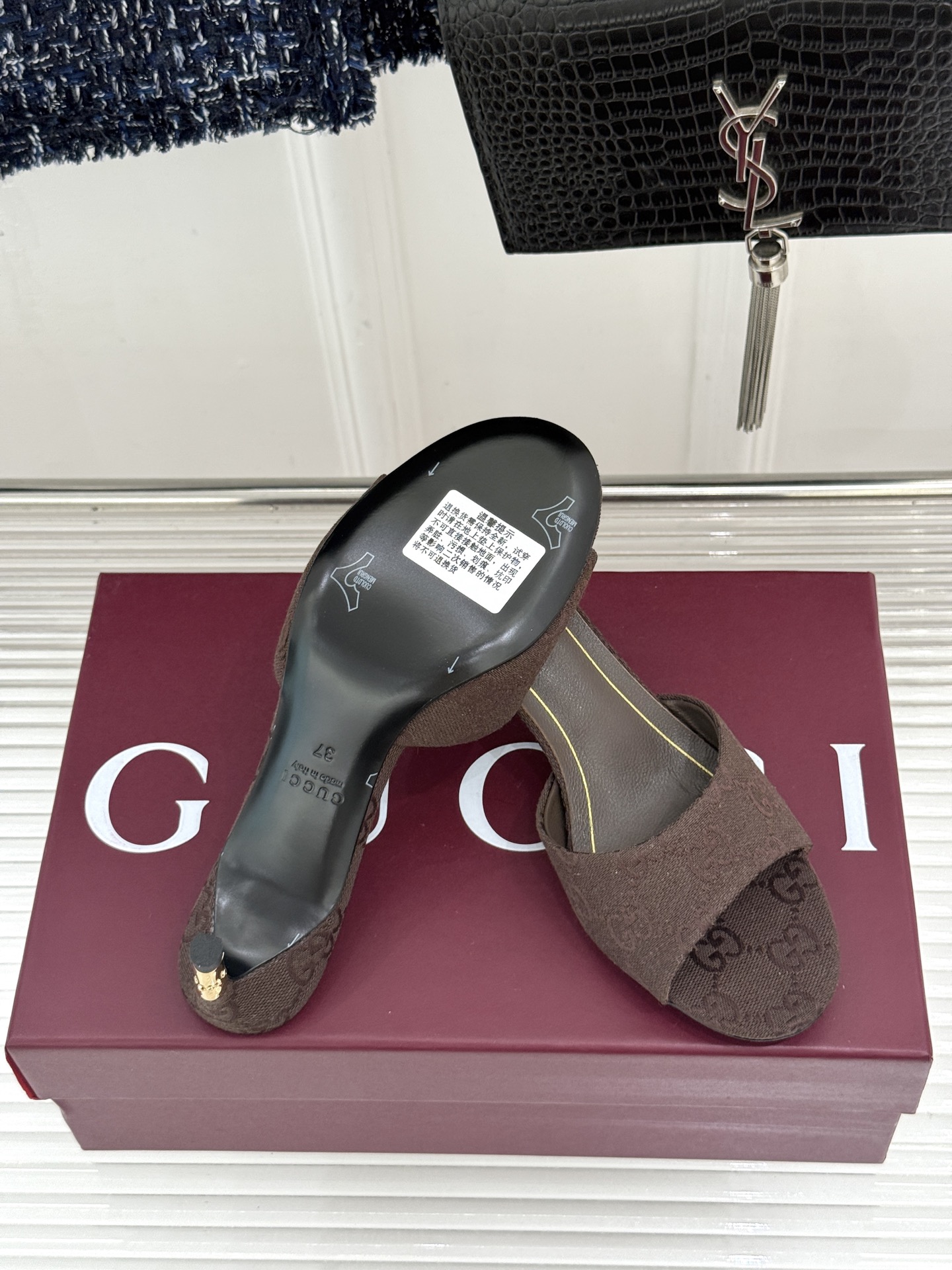 Gucci/古驰26WF新品一字带 金属跟高跟拖鞋 丝缎光泽流淌足尖之上 金属细跟折射冷冽光芒 一字带勾勒足弓优美曲线 