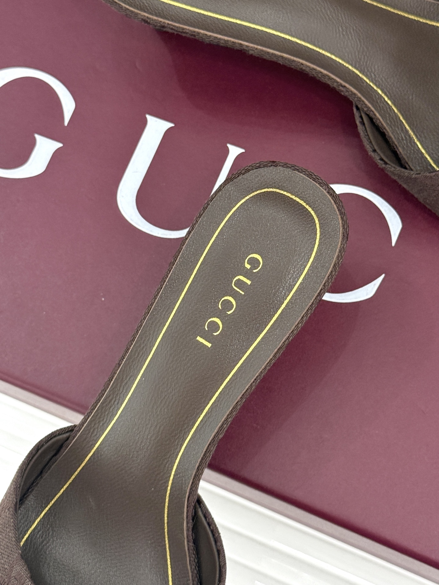 Gucci/古驰26WF新品一字带 金属跟高跟拖鞋 丝缎光泽流淌足尖之上 金属细跟折射冷冽光芒 一字带勾勒足弓优美曲线 
