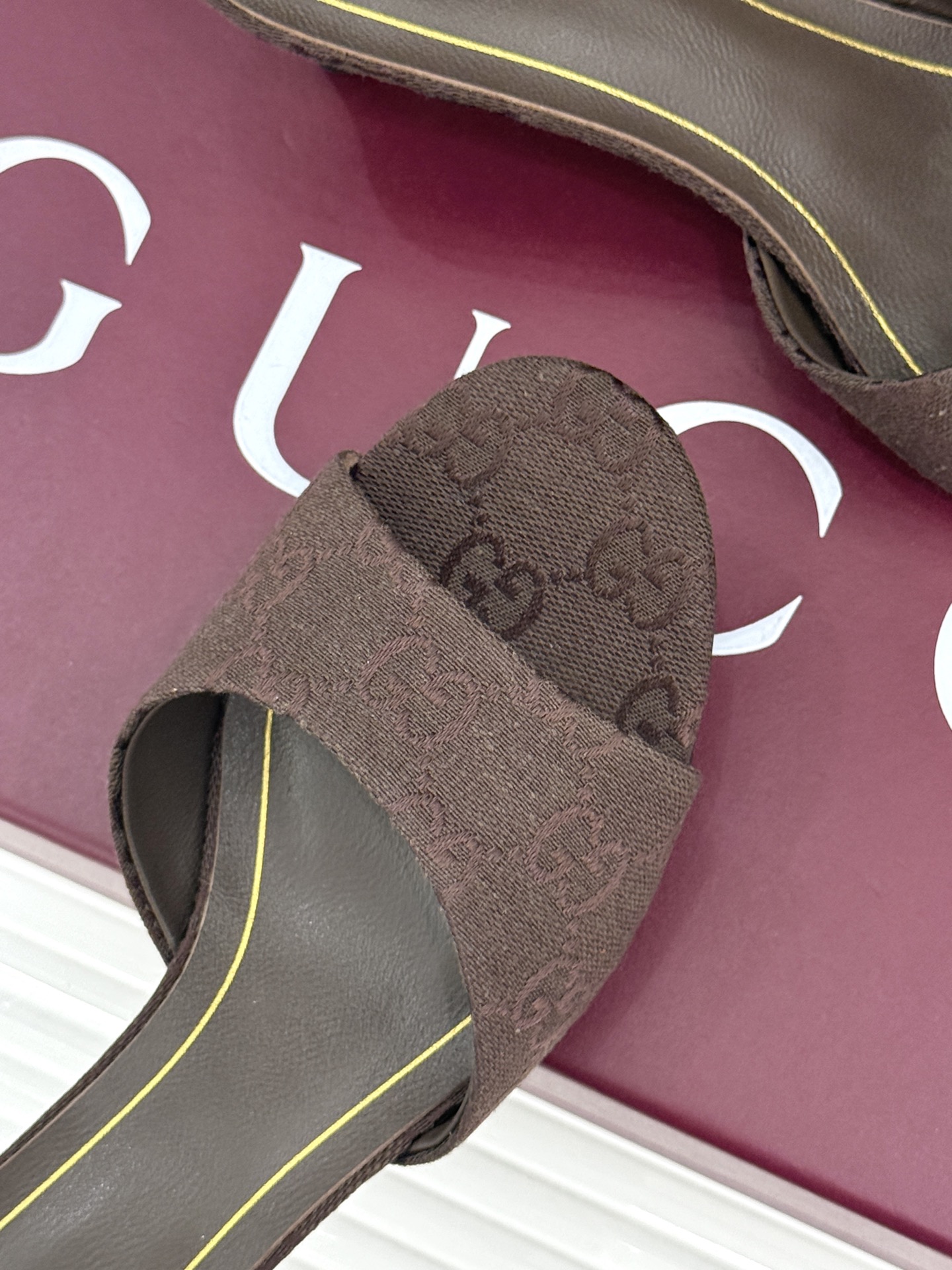 Gucci/古驰26WF新品一字带 金属跟高跟拖鞋 丝缎光泽流淌足尖之上 金属细跟折射冷冽光芒 一字带勾勒足弓优美曲线 