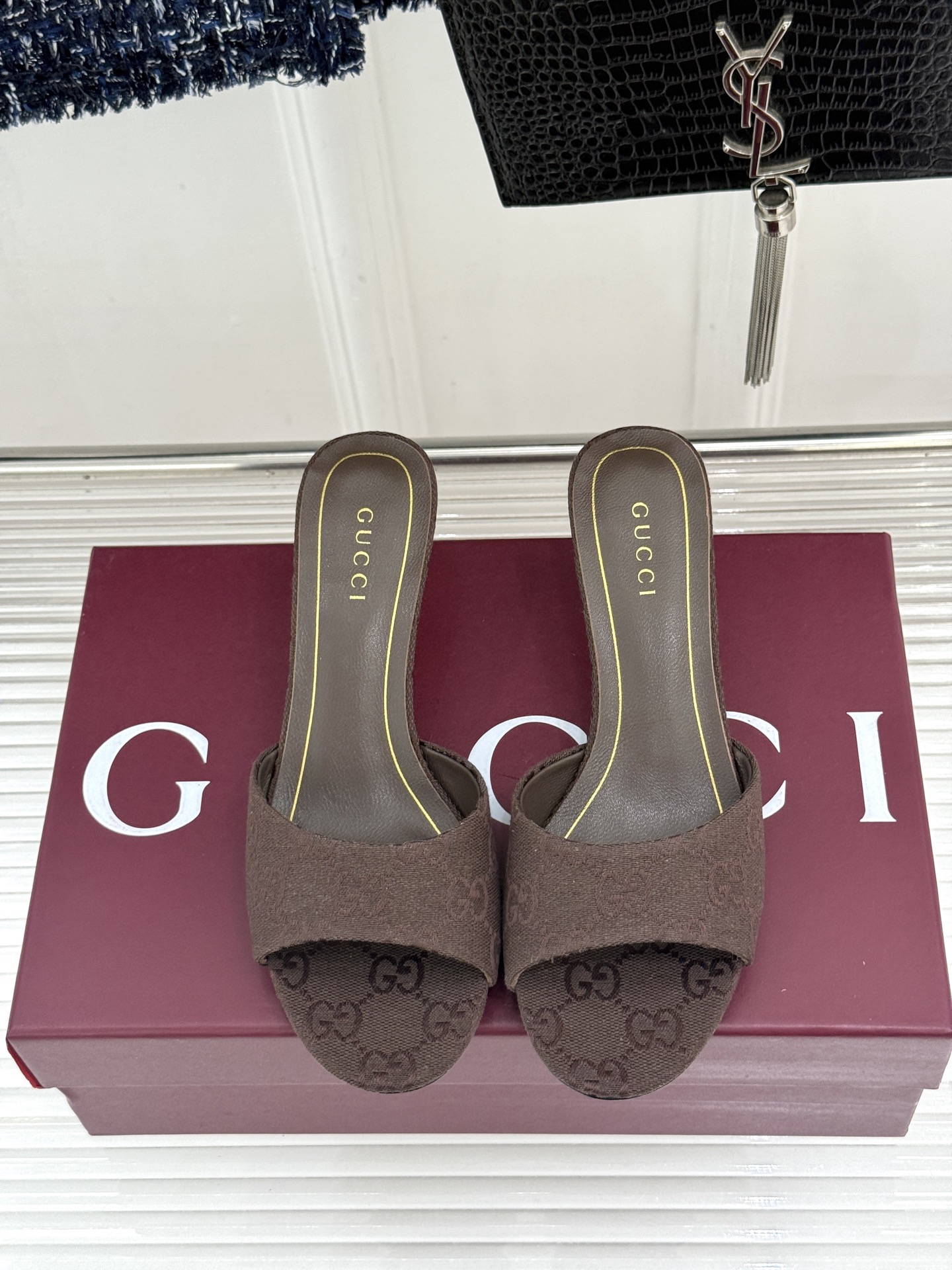 Gucci/古驰26WF新品一字带 金属跟高跟拖鞋 丝缎光泽流淌足尖之上 金属细跟折射冷冽光芒 一字带勾勒足弓优美曲线 