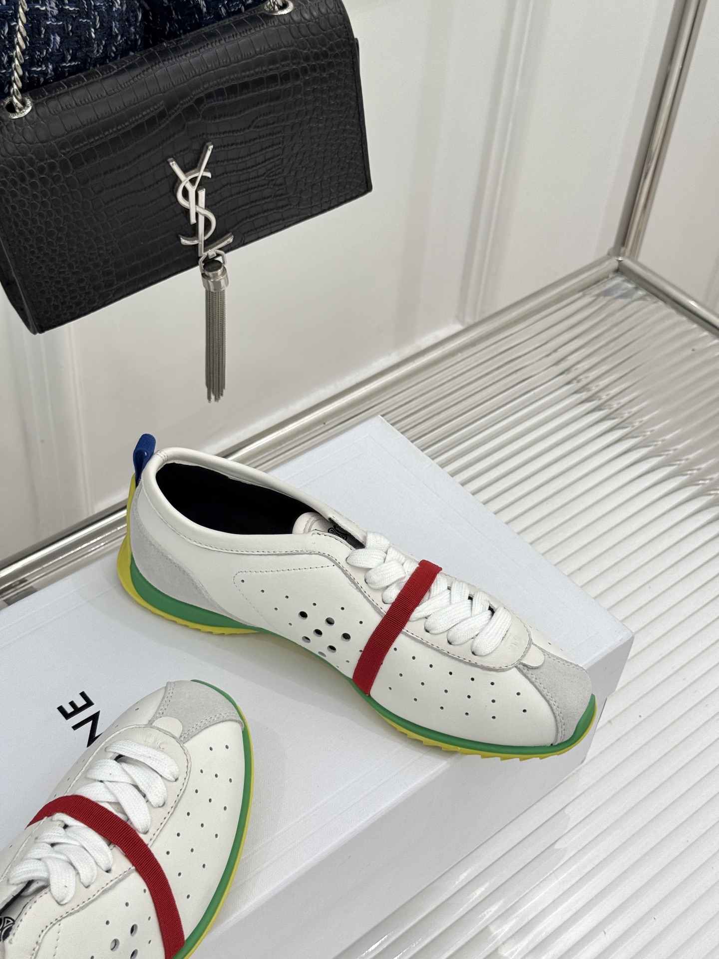 Celine/赛琳26WF新品凯旋门 镂空休闲运动阿甘德训鞋 复古版型自带松弛感 镂空设计清爽透气 上脚显脚小一圈 鞋舌 Celine/赛琳26WF新品凯旋门 镂空休闲运动阿甘德训鞋 复古版型自带松弛感 镂空设计清爽透气 上脚显脚小一圈 鞋舌