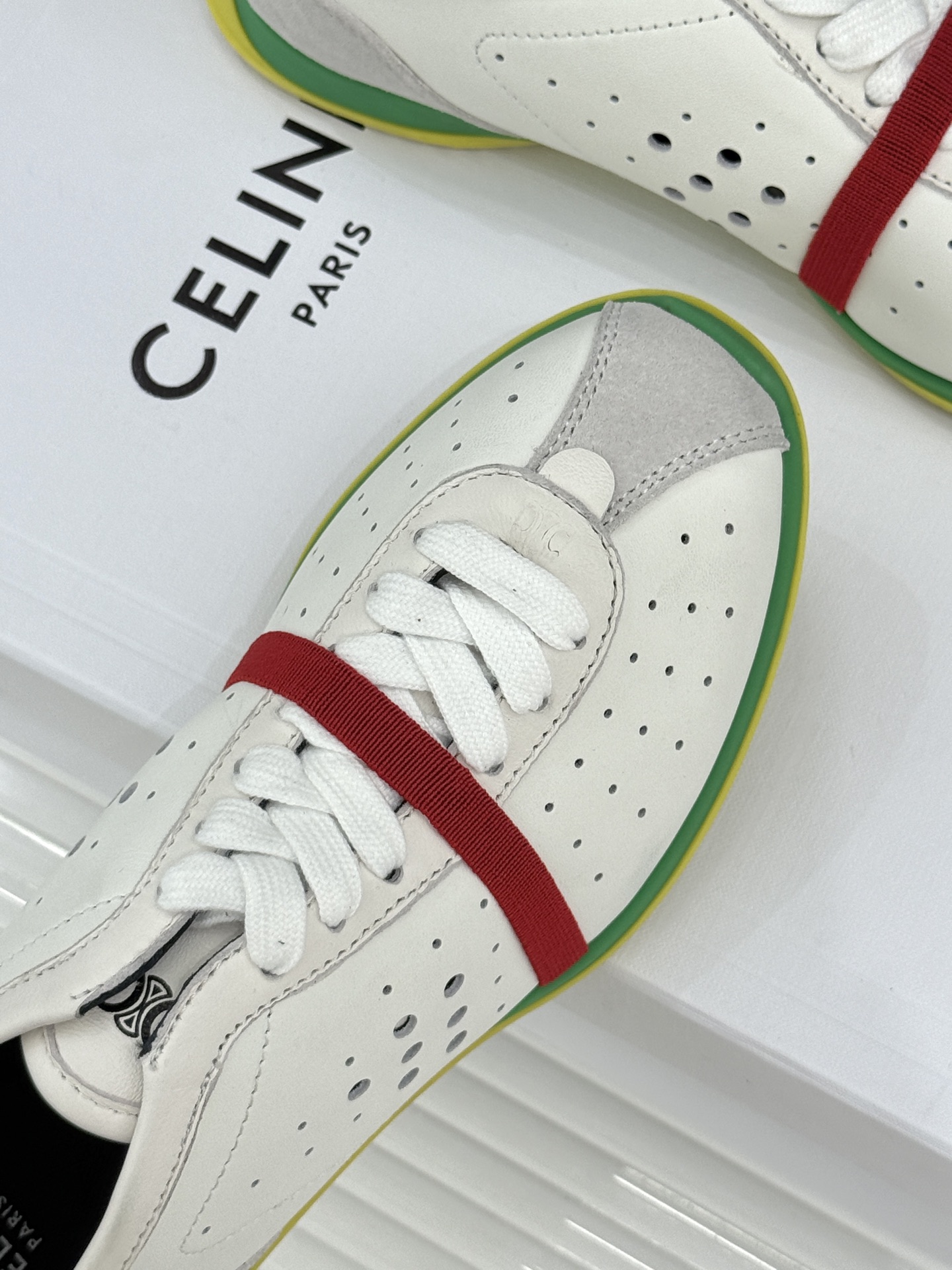 Celine/赛琳26WF新品凯旋门 镂空休闲运动阿甘德训鞋 复古版型自带松弛感 镂空设计清爽透气 上脚显脚小一圈 鞋舌 Celine/赛琳26WF新品凯旋门 镂空休闲运动阿甘德训鞋 复古版型自带松弛感 镂空设计清爽透气 上脚显脚小一圈 鞋舌