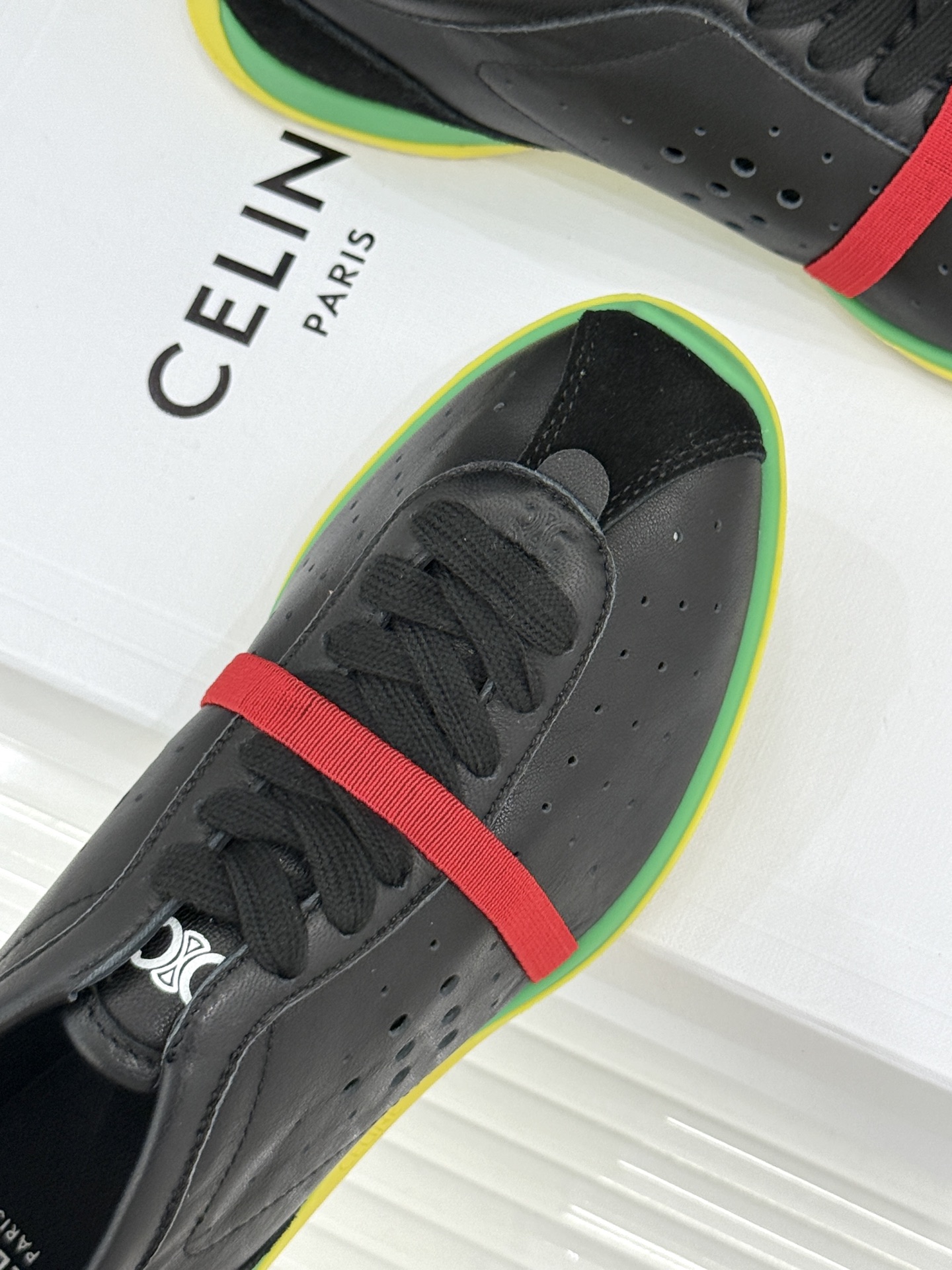 Celine/赛琳26WF新品凯旋门 镂空休闲运动阿甘德训鞋 复古版型自带松弛感 镂空设计清爽透气 上脚显脚小一圈 鞋舌 Celine/赛琳26WF新品凯旋门 镂空休闲运动阿甘德训鞋 复古版型自带松弛感 镂空设计清爽透气 上脚显脚小一圈 鞋舌