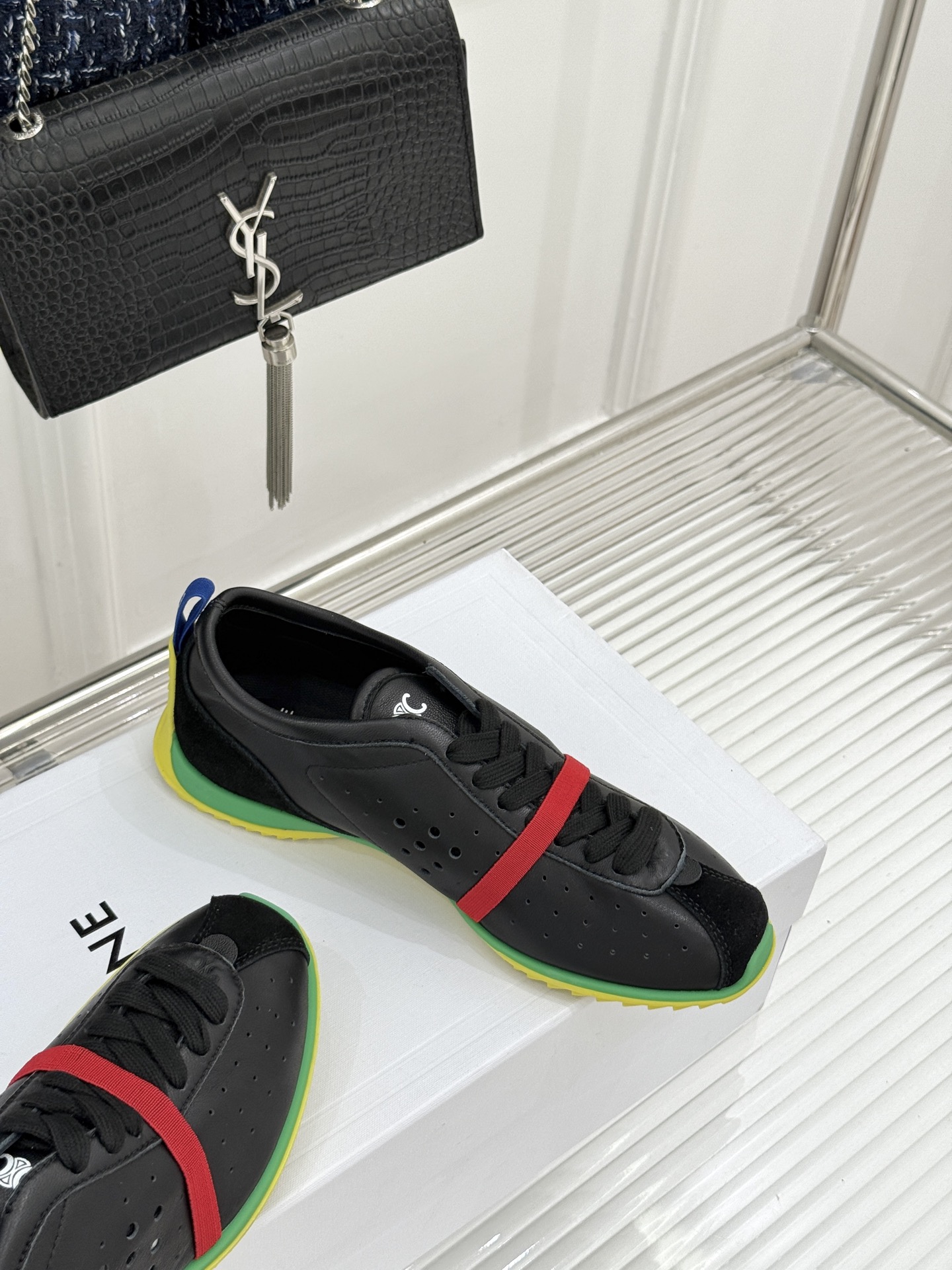 Celine/赛琳26WF新品凯旋门 镂空休闲运动阿甘德训鞋 复古版型自带松弛感 镂空设计清爽透气 上脚显脚小一圈 鞋舌 Celine/赛琳26WF新品凯旋门 镂空休闲运动阿甘德训鞋 复古版型自带松弛感 镂空设计清爽透气 上脚显脚小一圈 鞋舌
