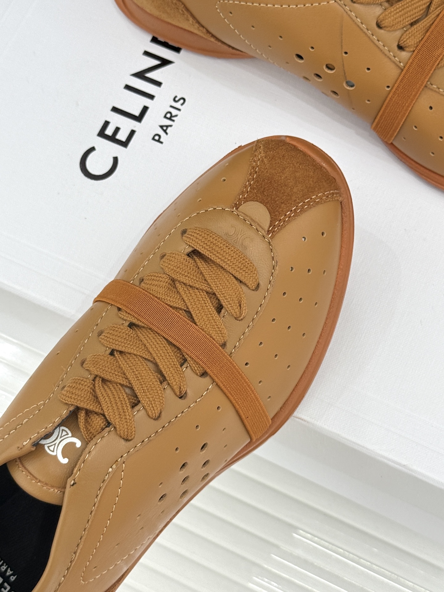 Celine/赛琳26WF新品凯旋门 镂空休闲运动阿甘德训鞋 复古版型自带松弛感 镂空设计清爽透气 上脚显脚小一圈 鞋舌