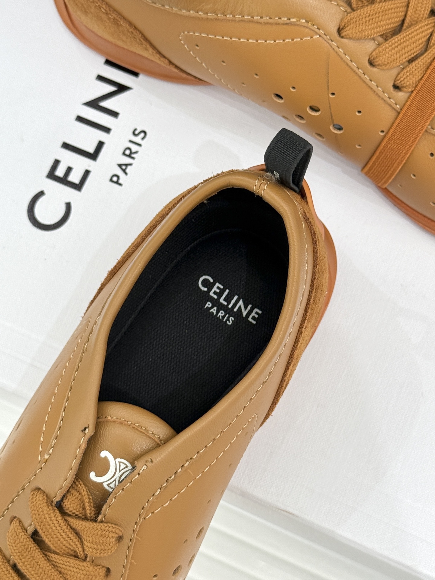 Celine/赛琳26WF新品凯旋门 镂空休闲运动阿甘德训鞋 复古版型自带松弛感 镂空设计清爽透气 上脚显脚小一圈 鞋舌