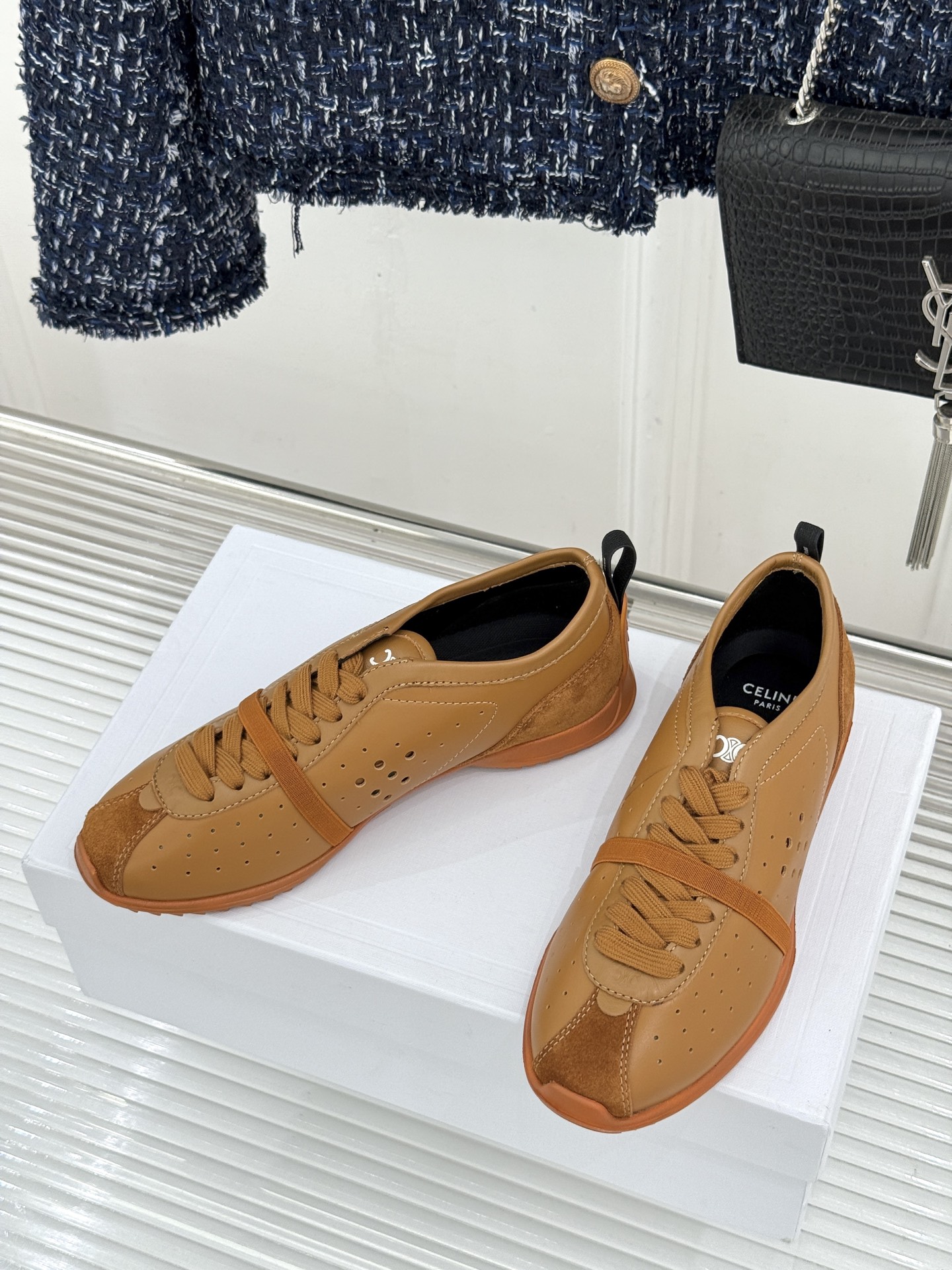 Celine/赛琳26WF新品凯旋门 镂空休闲运动阿甘德训鞋 复古版型自带松弛感 镂空设计清爽透气 上脚显脚小一圈 鞋舌