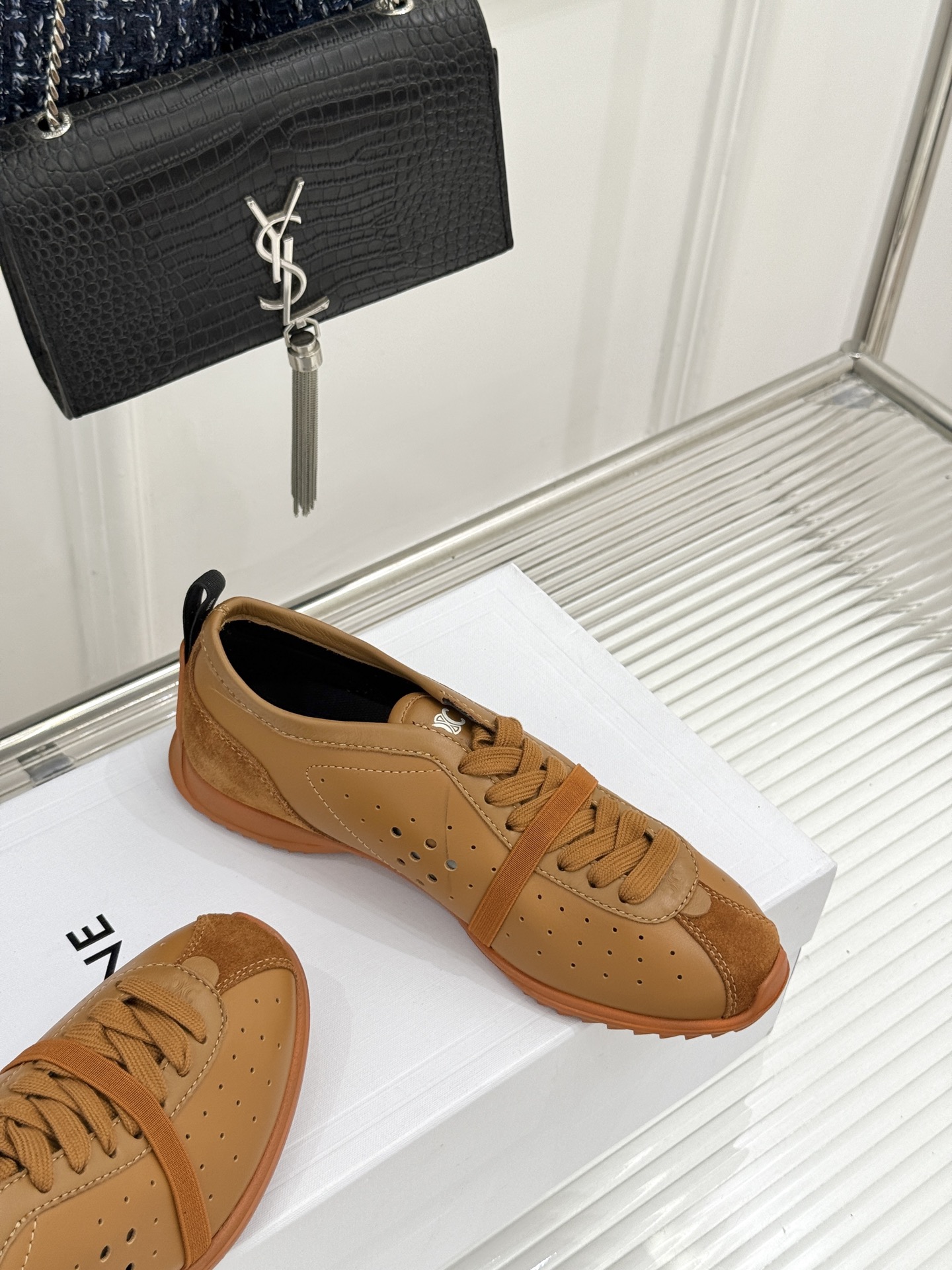 Celine/赛琳26WF新品凯旋门 镂空休闲运动阿甘德训鞋 复古版型自带松弛感 镂空设计清爽透气 上脚显脚小一圈 鞋舌