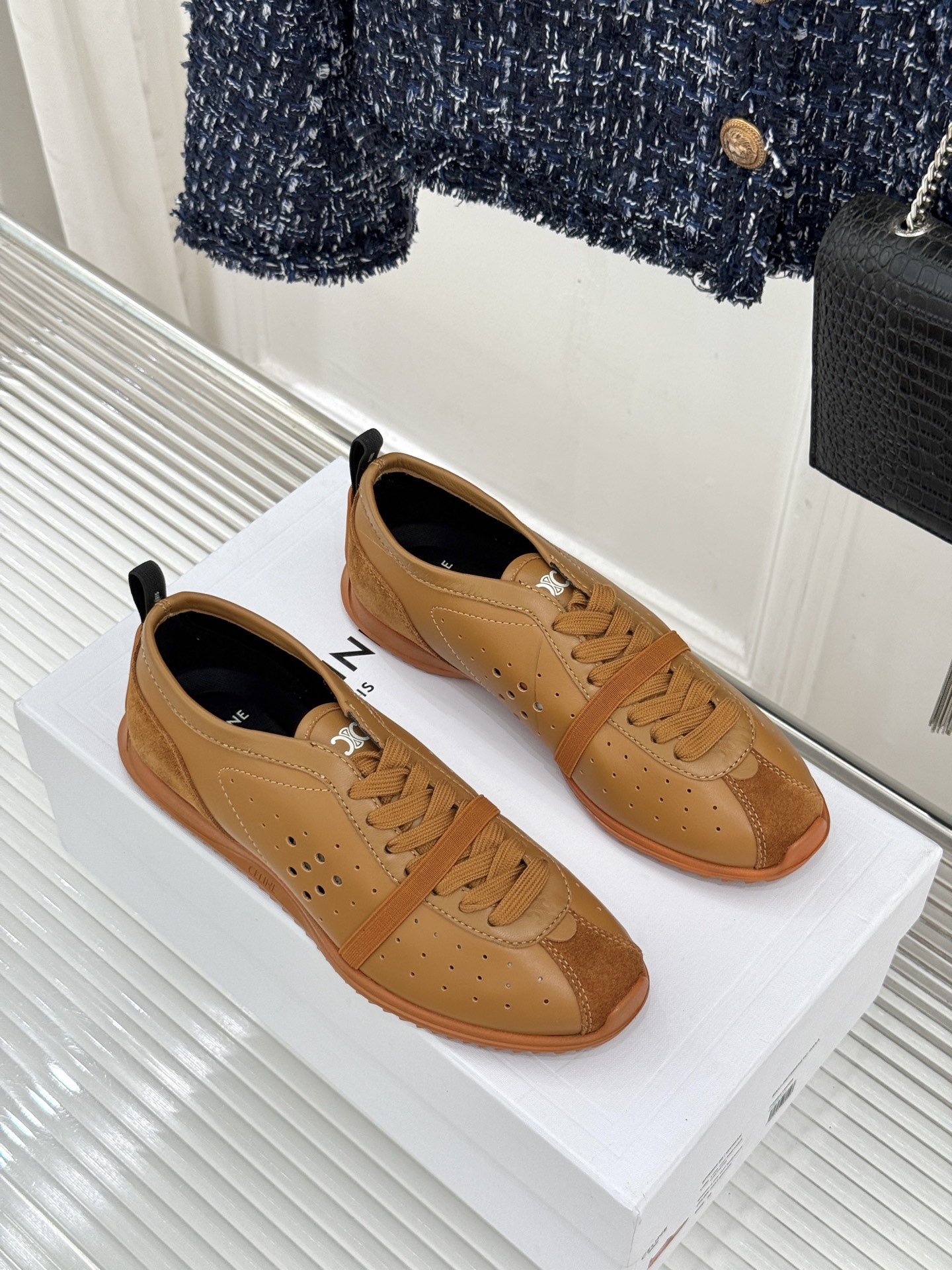 Celine/赛琳26WF新品凯旋门 镂空休闲运动阿甘德训鞋 复古版型自带松弛感 镂空设计清爽透气 上脚显脚小一圈 鞋舌