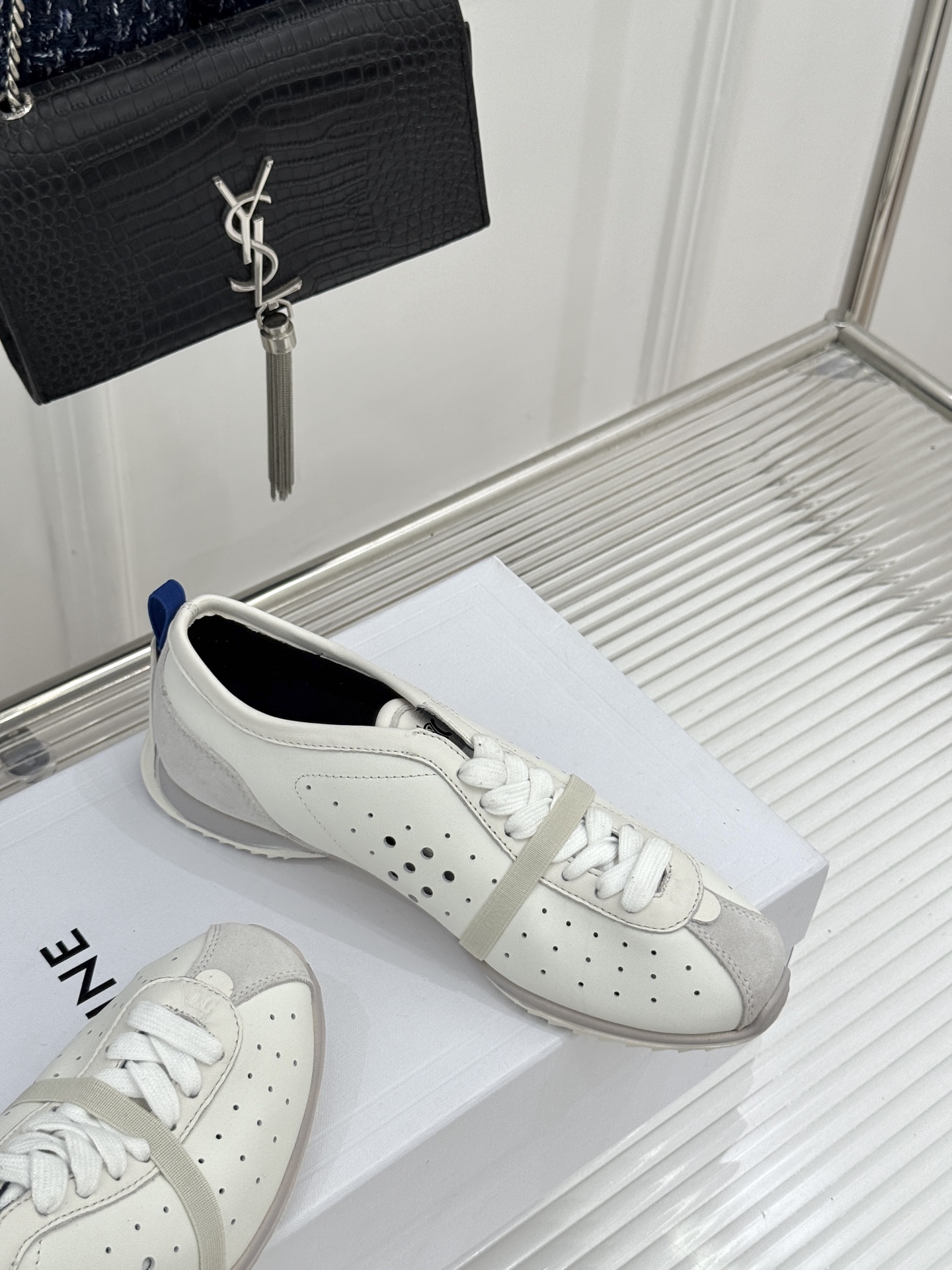 Celine/赛琳26WF新品凯旋门 镂空休闲运动阿甘德训鞋 复古版型自带松弛感 镂空设计清爽透气 上脚显脚小一圈 鞋舌 Celine/赛琳26WF新品凯旋门 镂空休闲运动阿甘德训鞋 复古版型自带松弛感 镂空设计清爽透气 上脚显脚小一圈 鞋舌