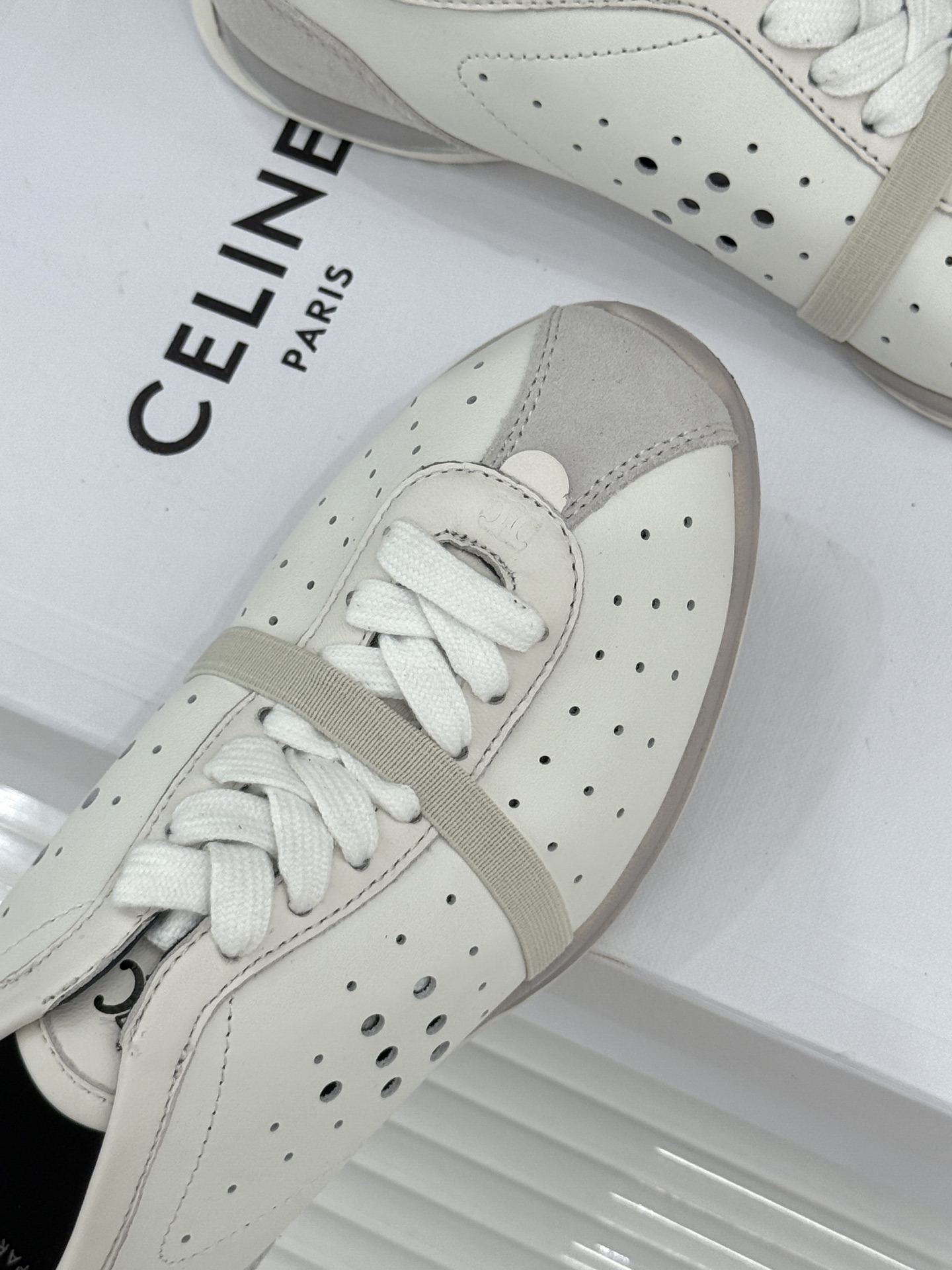 Celine/赛琳26WF新品凯旋门 镂空休闲运动阿甘德训鞋 复古版型自带松弛感 镂空设计清爽透气 上脚显脚小一圈 鞋舌 Celine/赛琳26WF新品凯旋门 镂空休闲运动阿甘德训鞋 复古版型自带松弛感 镂空设计清爽透气 上脚显脚小一圈 鞋舌