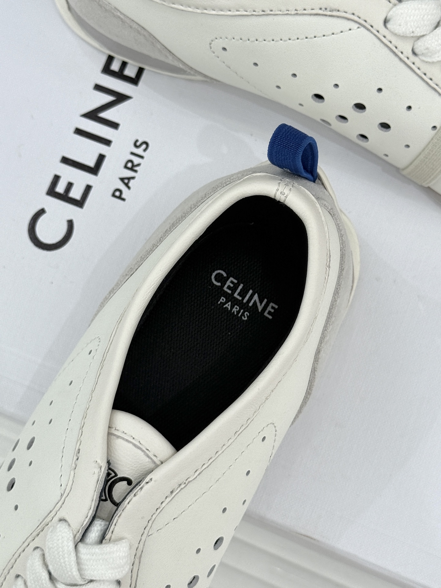 Celine/赛琳26WF新品凯旋门 镂空休闲运动阿甘德训鞋 复古版型自带松弛感 镂空设计清爽透气 上脚显脚小一圈 鞋舌 Celine/赛琳26WF新品凯旋门 镂空休闲运动阿甘德训鞋 复古版型自带松弛感 镂空设计清爽透气 上脚显脚小一圈 鞋舌