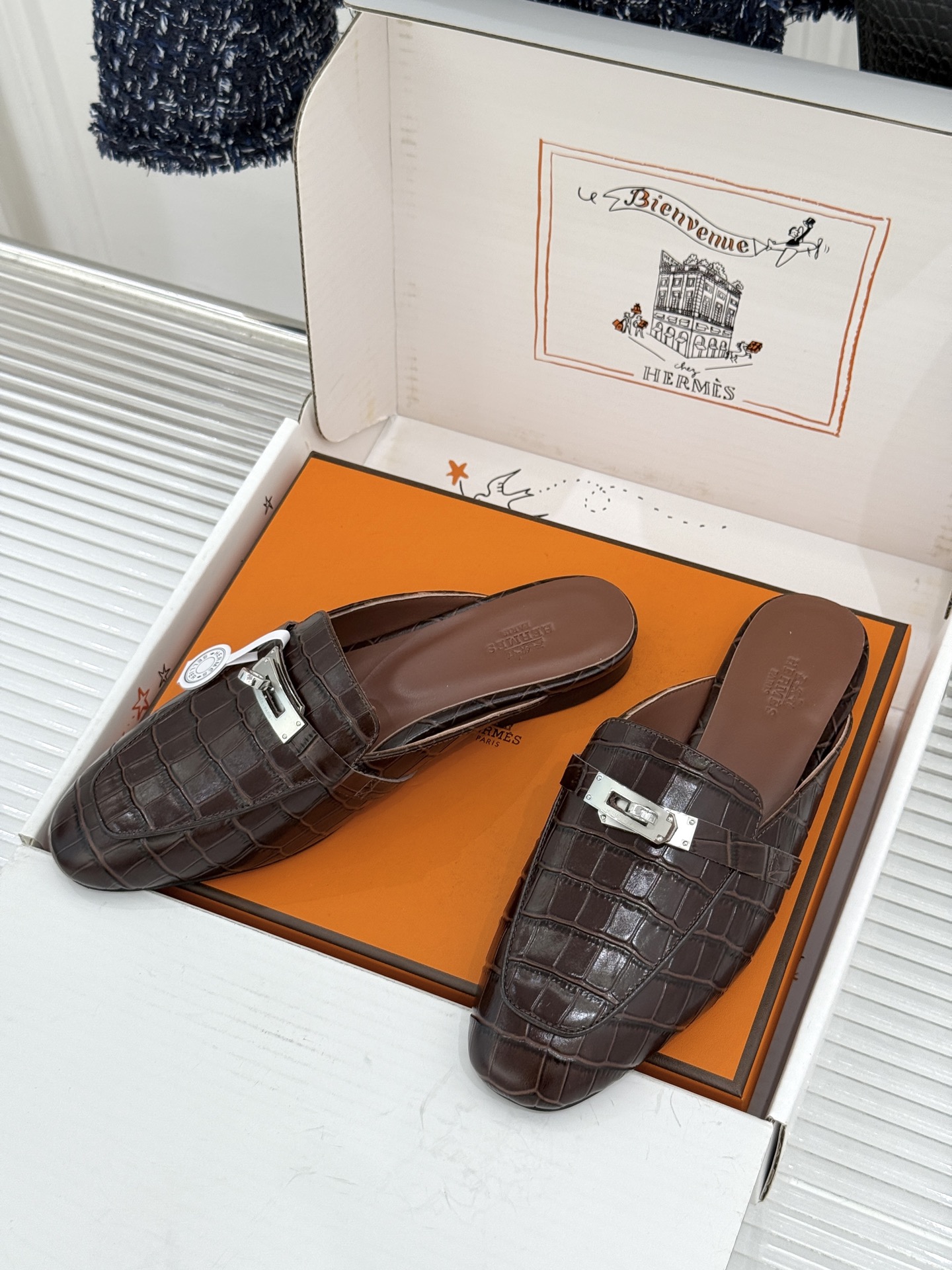 Hermès/爱马仕经典Kelly扣 鳄鱼纹包头拖穆勒半拖 鳄鱼纹泛着柔润光泽 经典Kelly扣辨识度拉满 金属扣面打磨
