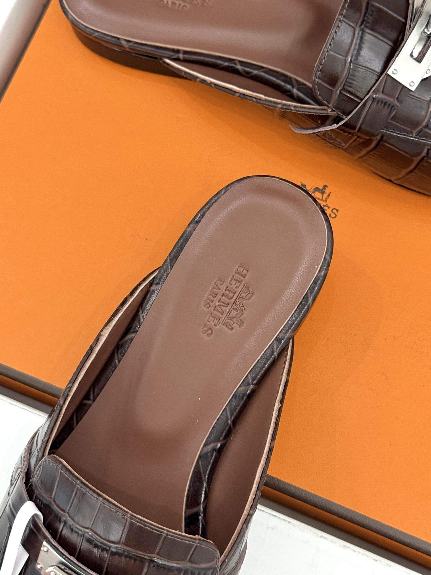 Hermès/爱马仕经典Kelly扣 鳄鱼纹包头拖穆勒半拖 鳄鱼纹泛着柔润光泽 经典Kelly扣辨识度拉满 金属扣面打磨