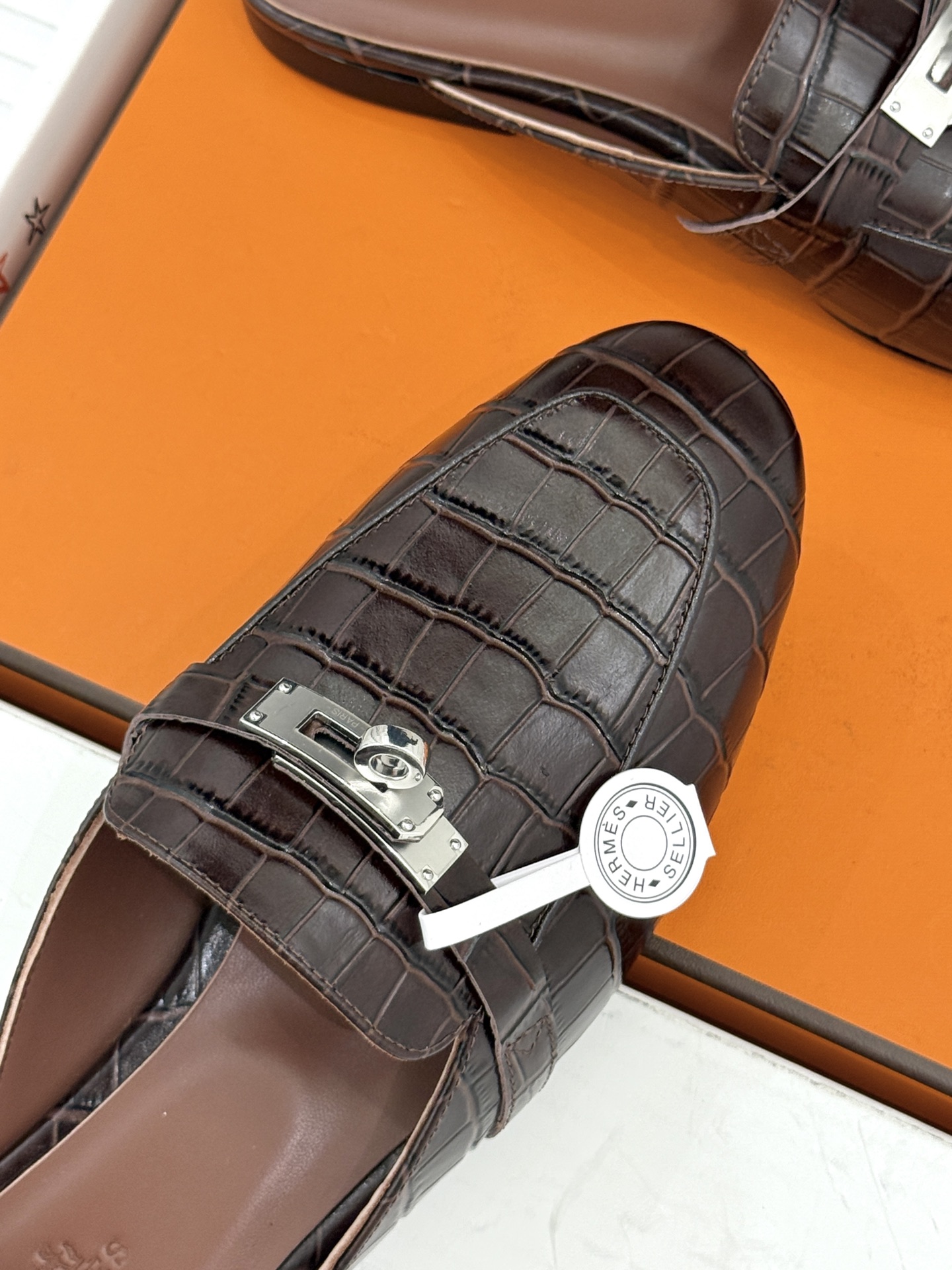 Hermès/爱马仕经典Kelly扣 鳄鱼纹包头拖穆勒半拖 鳄鱼纹泛着柔润光泽 经典Kelly扣辨识度拉满 金属扣面打磨