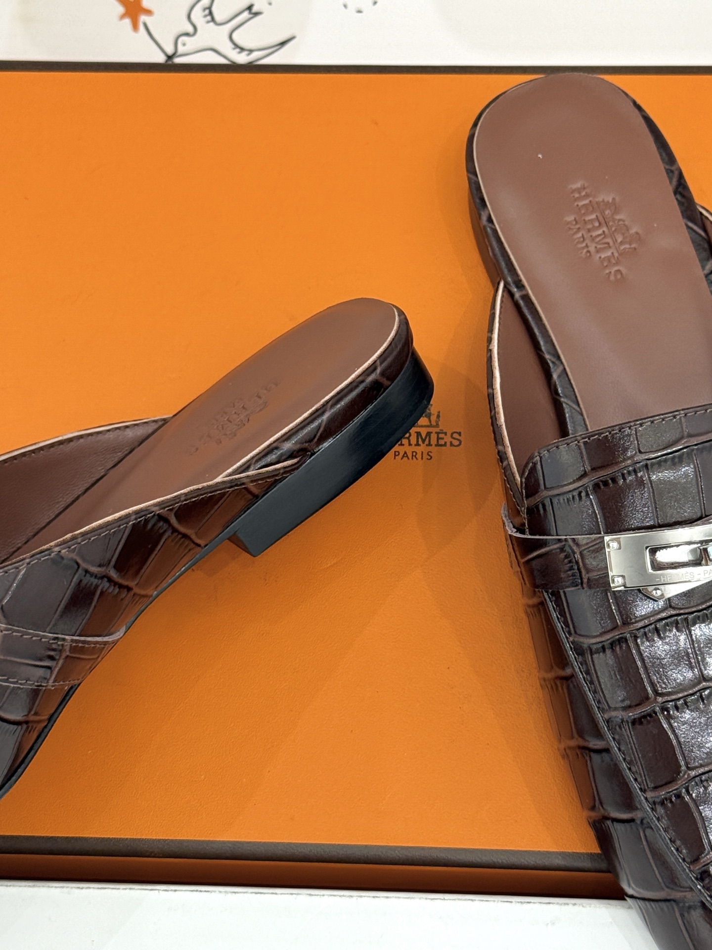 Hermès/爱马仕经典Kelly扣 鳄鱼纹包头拖穆勒半拖 鳄鱼纹泛着柔润光泽 经典Kelly扣辨识度拉满 金属扣面打磨