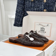 Hermès/爱马仕经典Kelly扣 鳄鱼纹包头拖穆勒半拖 鳄鱼纹泛着柔润光泽 经典Kelly扣辨识度拉满 金属扣面打磨 Hermès/爱马仕经典Kelly扣 鳄鱼纹包头拖穆勒半拖 鳄鱼纹泛着柔润光泽 经典Kelly扣辨识度拉满 金属扣面打磨