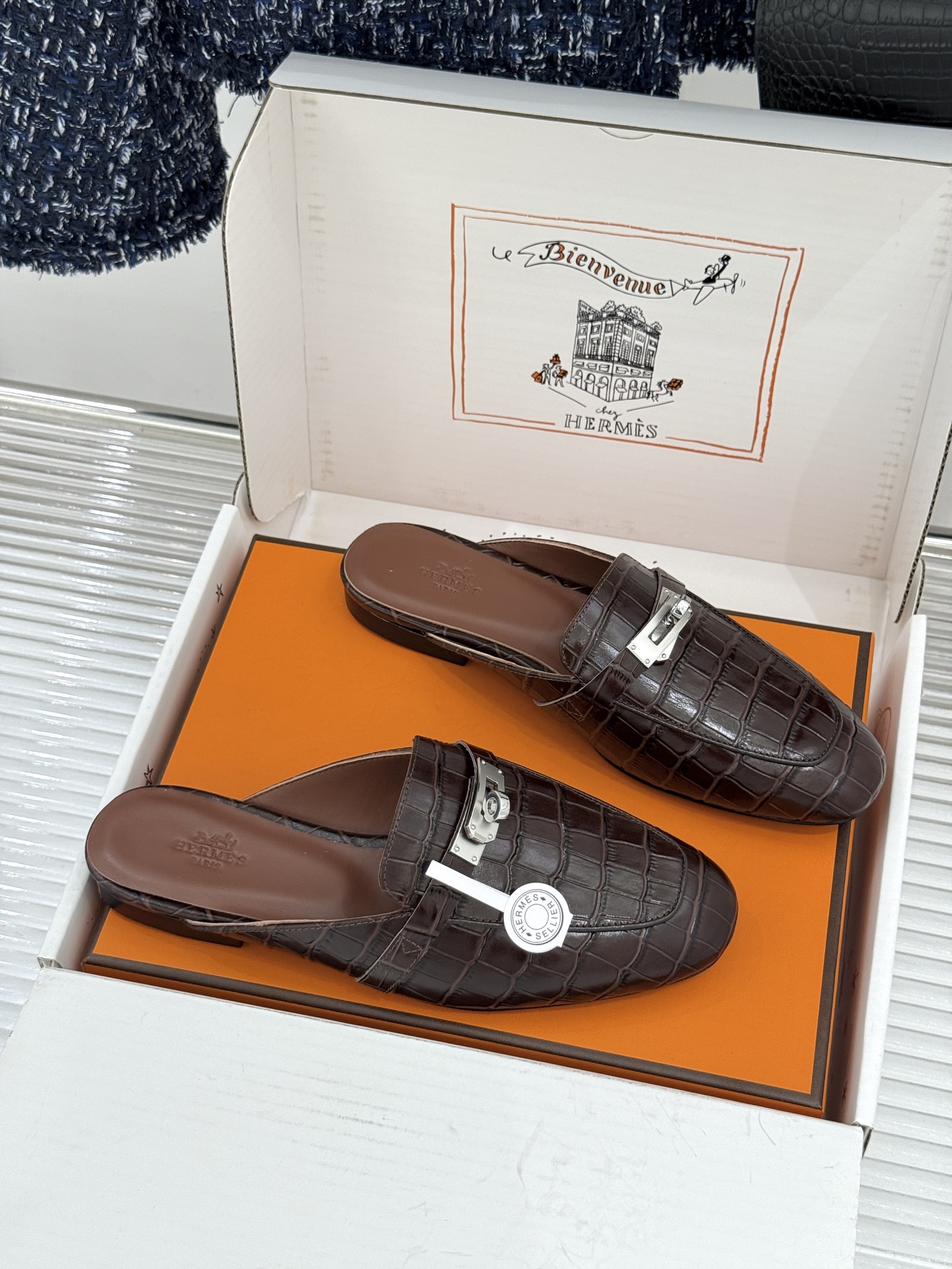 Hermès/爱马仕经典Kelly扣 鳄鱼纹包头拖穆勒半拖 鳄鱼纹泛着柔润光泽 经典Kelly扣辨识度拉满 金属扣面打磨