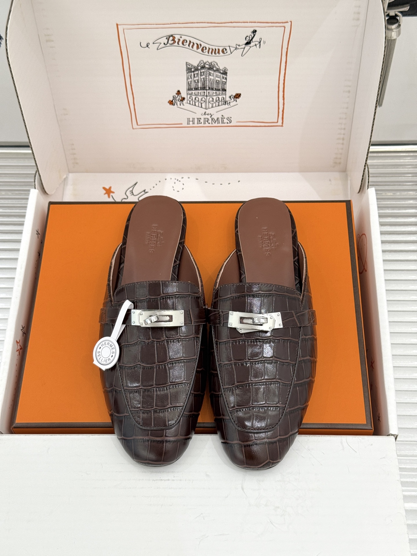 Hermès/爱马仕经典Kelly扣 鳄鱼纹包头拖穆勒半拖 鳄鱼纹泛着柔润光泽 经典Kelly扣辨识度拉满 金属扣面打磨
