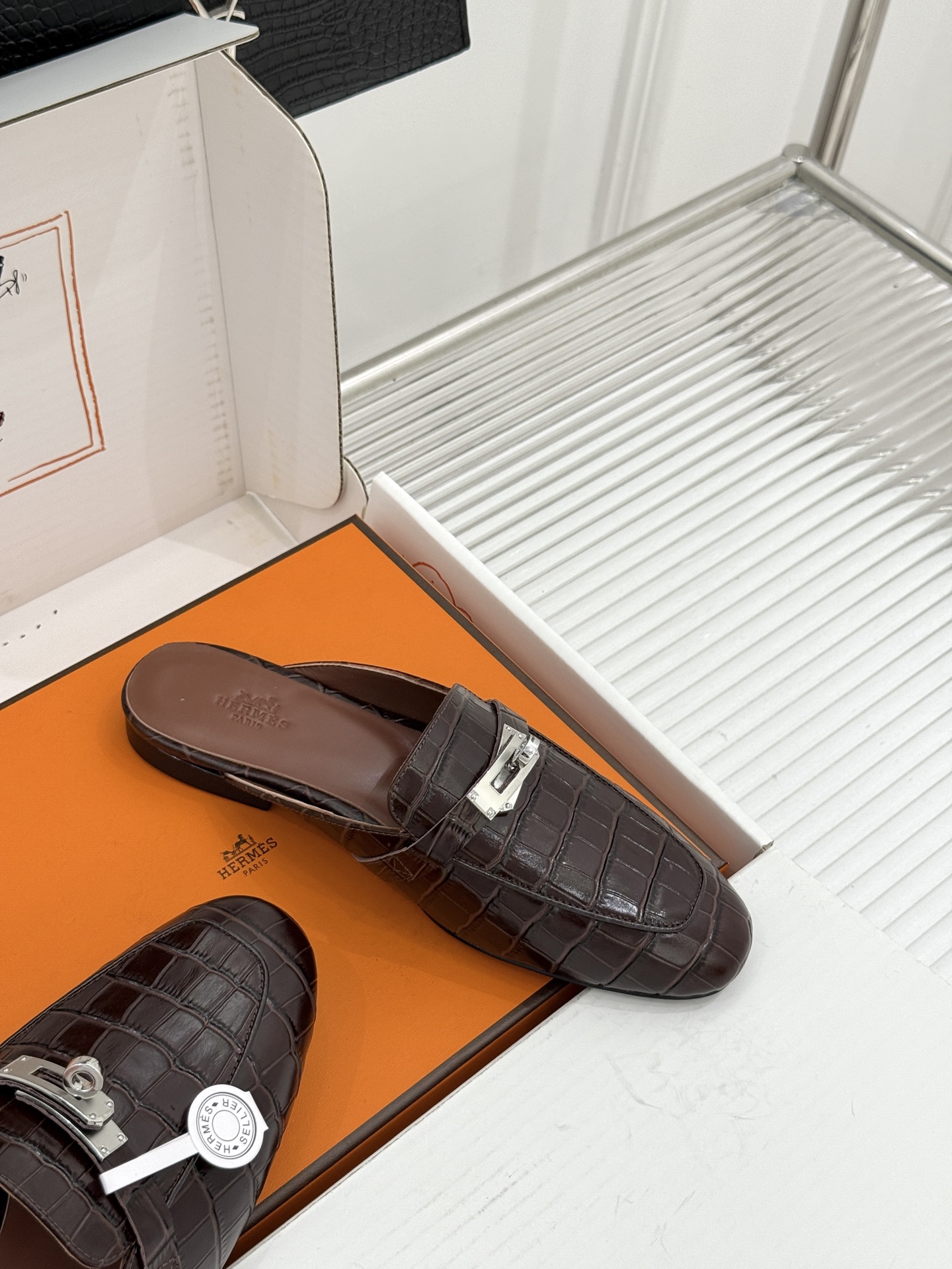 Hermès/爱马仕经典Kelly扣 鳄鱼纹包头拖穆勒半拖 鳄鱼纹泛着柔润光泽 经典Kelly扣辨识度拉满 金属扣面打磨
