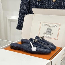 Hermès/爱马仕经典Kelly扣 鳄鱼纹包头拖穆勒半拖 鳄鱼纹泛着柔润光泽 经典Kelly扣辨识度拉满 金属扣面打磨 Hermès/爱马仕经典Kelly扣 鳄鱼纹包头拖穆勒半拖 鳄鱼纹泛着柔润光泽 经典Kelly扣辨识度拉满 金属扣面打磨