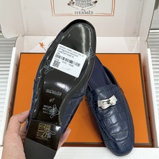 Hermès/爱马仕经典Kelly扣 鳄鱼纹包头拖穆勒半拖 鳄鱼纹泛着柔润光泽 经典Kelly扣辨识度拉满 金属扣面打磨 Hermès/爱马仕经典Kelly扣 鳄鱼纹包头拖穆勒半拖 鳄鱼纹泛着柔润光泽 经典Kelly扣辨识度拉满 金属扣面打磨