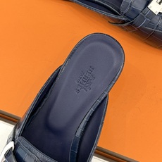 Hermès/爱马仕经典Kelly扣 鳄鱼纹包头拖穆勒半拖 鳄鱼纹泛着柔润光泽 经典Kelly扣辨识度拉满 金属扣面打磨 Hermès/爱马仕经典Kelly扣 鳄鱼纹包头拖穆勒半拖 鳄鱼纹泛着柔润光泽 经典Kelly扣辨识度拉满 金属扣面打磨