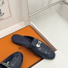 Hermès/爱马仕经典Kelly扣 鳄鱼纹包头拖穆勒半拖 鳄鱼纹泛着柔润光泽 经典Kelly扣辨识度拉满 金属扣面打磨 Hermès/爱马仕经典Kelly扣 鳄鱼纹包头拖穆勒半拖 鳄鱼纹泛着柔润光泽 经典Kelly扣辨识度拉满 金属扣面打磨