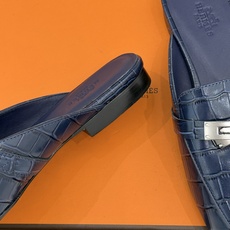 Hermès/爱马仕经典Kelly扣 鳄鱼纹包头拖穆勒半拖 鳄鱼纹泛着柔润光泽 经典Kelly扣辨识度拉满 金属扣面打磨 Hermès/爱马仕经典Kelly扣 鳄鱼纹包头拖穆勒半拖 鳄鱼纹泛着柔润光泽 经典Kelly扣辨识度拉满 金属扣面打磨