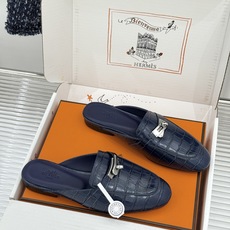 Hermès/爱马仕经典Kelly扣 鳄鱼纹包头拖穆勒半拖 鳄鱼纹泛着柔润光泽 经典Kelly扣辨识度拉满 金属扣面打磨 Hermès/爱马仕经典Kelly扣 鳄鱼纹包头拖穆勒半拖 鳄鱼纹泛着柔润光泽 经典Kelly扣辨识度拉满 金属扣面打磨