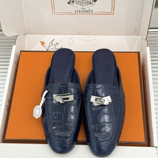 Hermès/爱马仕经典Kelly扣 鳄鱼纹包头拖穆勒半拖 鳄鱼纹泛着柔润光泽 经典Kelly扣辨识度拉满 金属扣面打磨 Hermès/爱马仕经典Kelly扣 鳄鱼纹包头拖穆勒半拖 鳄鱼纹泛着柔润光泽 经典Kelly扣辨识度拉满 金属扣面打磨