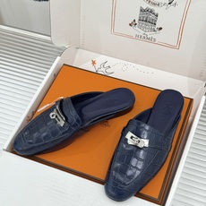 Hermès/爱马仕经典Kelly扣 鳄鱼纹包头拖穆勒半拖 鳄鱼纹泛着柔润光泽 经典Kelly扣辨识度拉满 金属扣面打磨 Hermès/爱马仕经典Kelly扣 鳄鱼纹包头拖穆勒半拖 鳄鱼纹泛着柔润光泽 经典Kelly扣辨识度拉满 金属扣面打磨