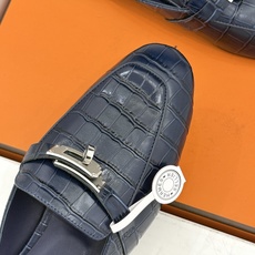 Hermès/爱马仕经典Kelly扣 鳄鱼纹包头拖穆勒半拖 鳄鱼纹泛着柔润光泽 经典Kelly扣辨识度拉满 金属扣面打磨 Hermès/爱马仕经典Kelly扣 鳄鱼纹包头拖穆勒半拖 鳄鱼纹泛着柔润光泽 经典Kelly扣辨识度拉满 金属扣面打磨